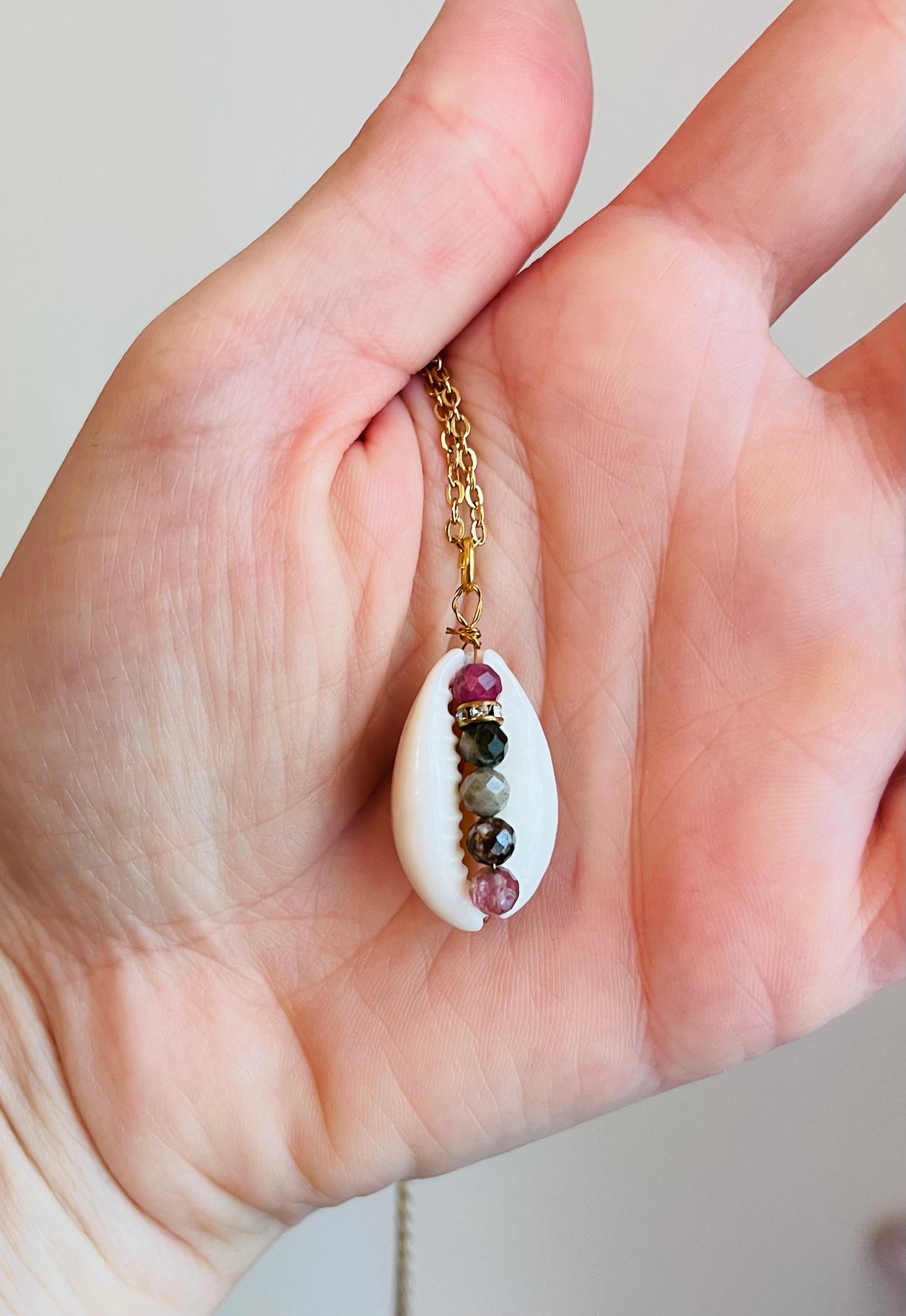 Collier sautoir Cauri et Tourmalines
