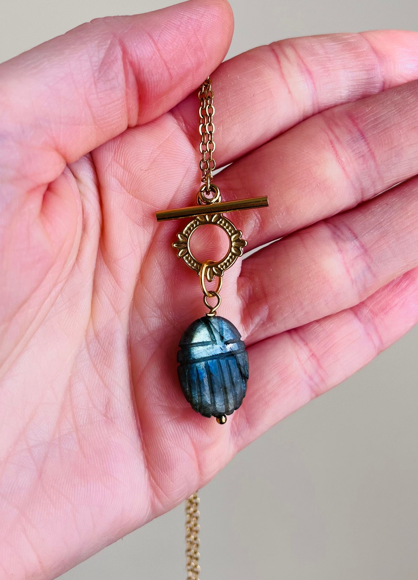 Collier amulette scarabée Labradorite