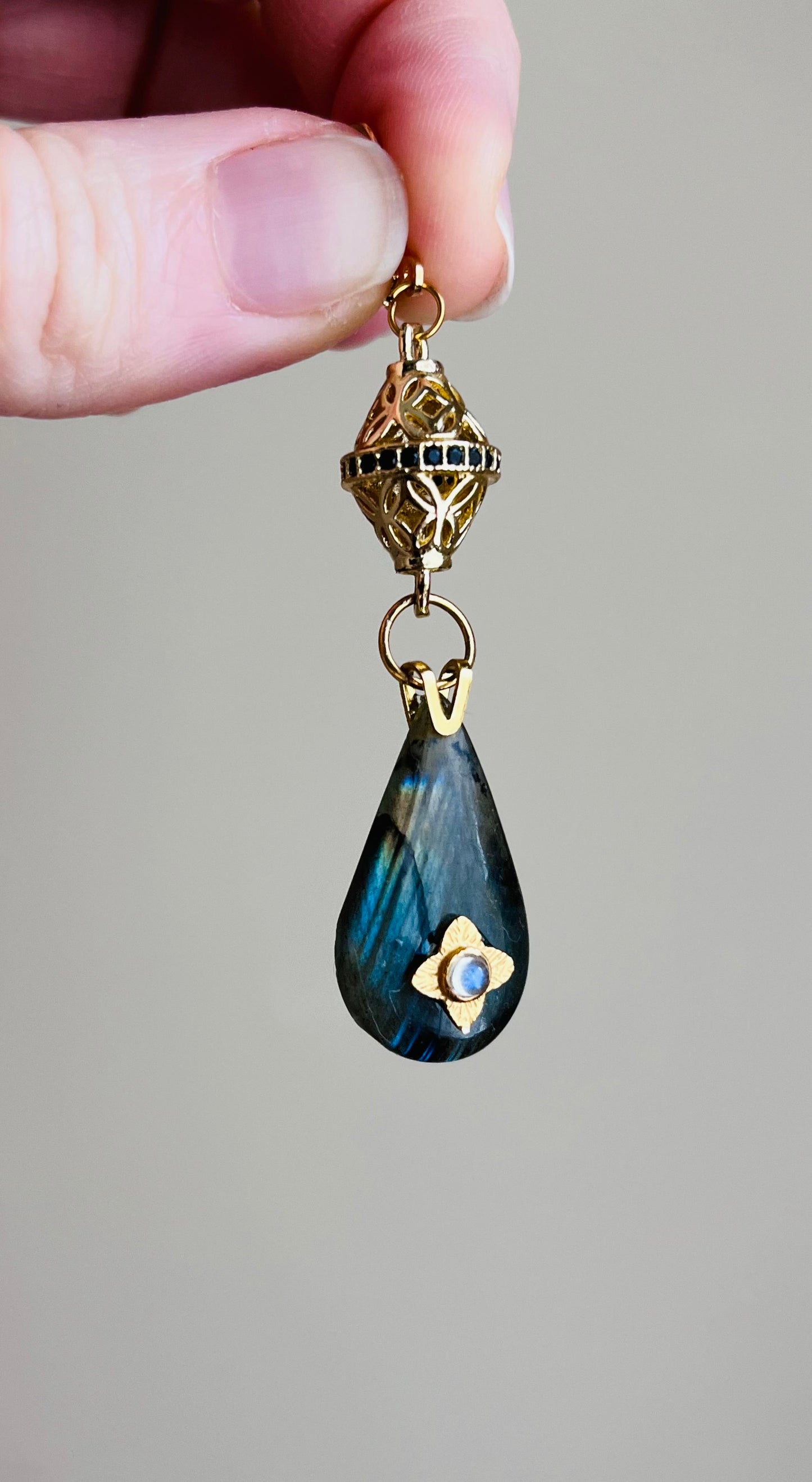 Mono boucle amulette goutte Labradorite