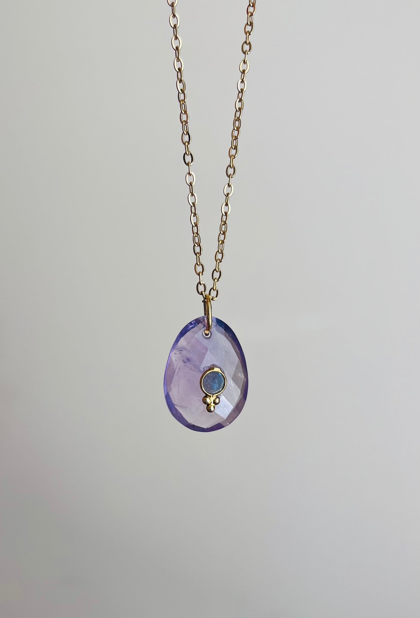 Collier grigri pierres fines