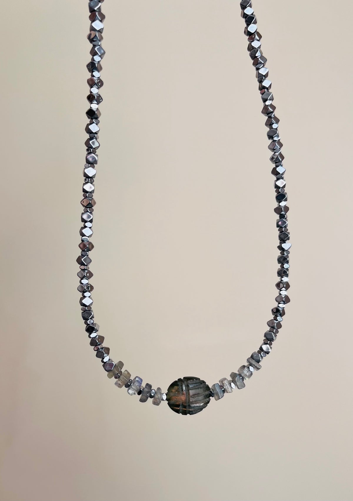 Collier talisman scarabée Labradorite et Hématites