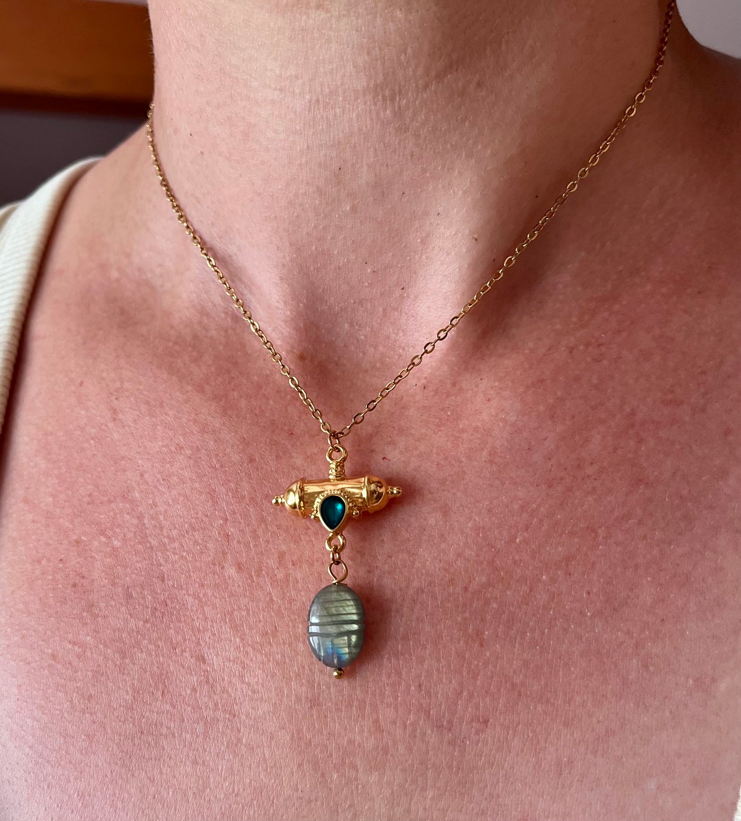 Collier grigri scarabée Labradorite