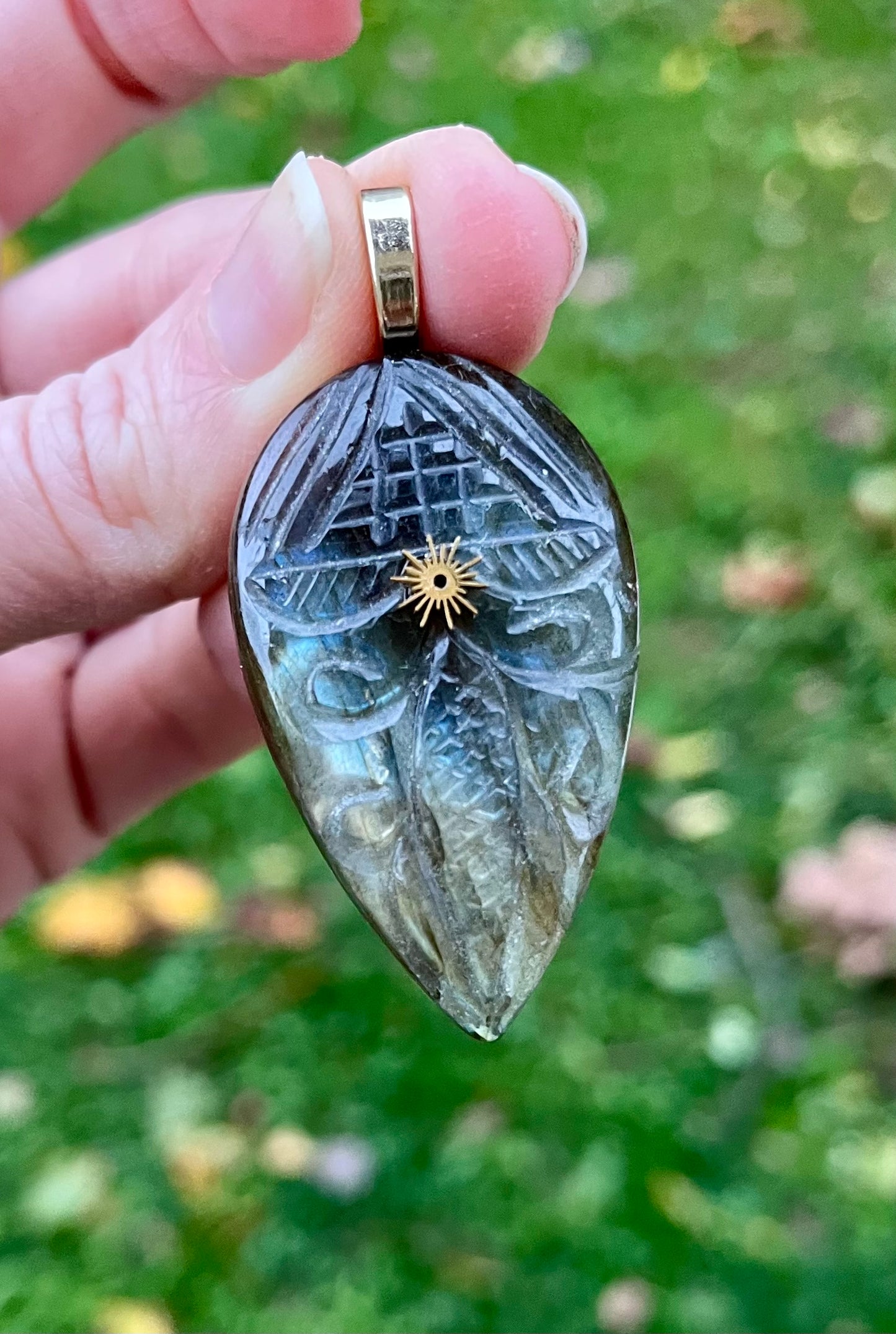Pendentif amulette masque protecteur Labradorite