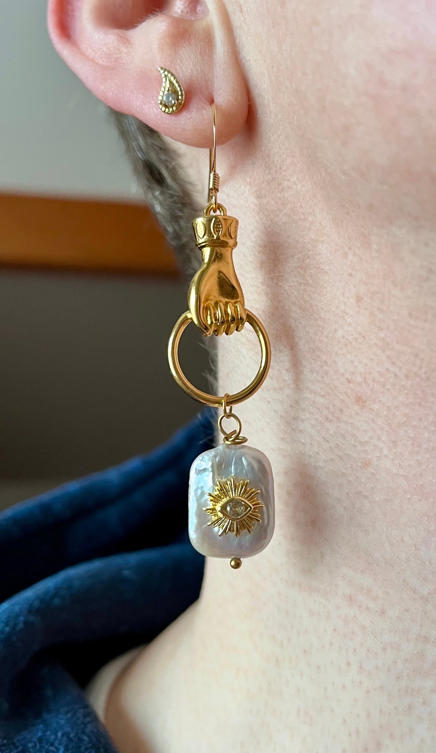 Mono boucle amulette Perle d’eau douce