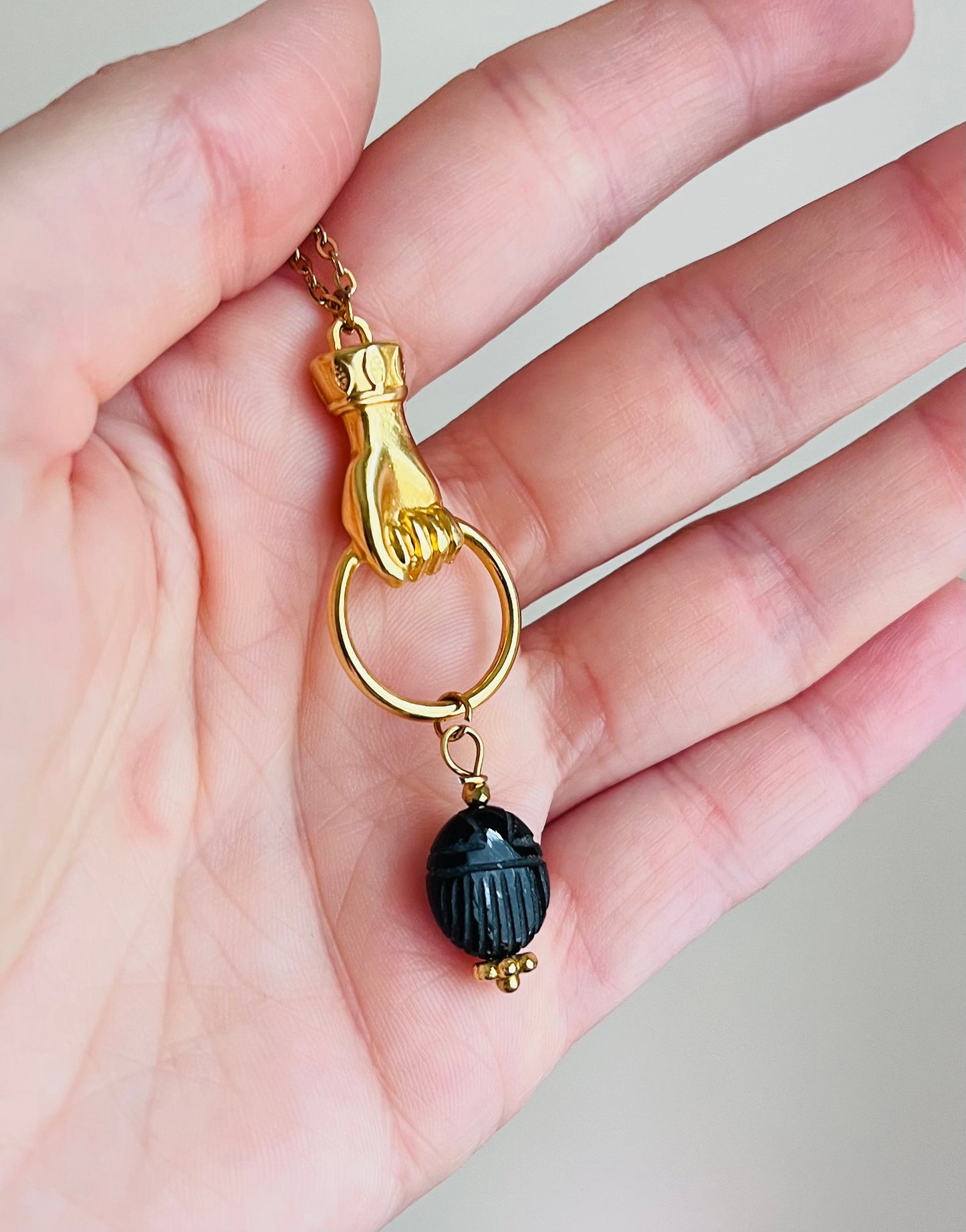 Collier sautoir amulette scarabée  Spinelle Noire