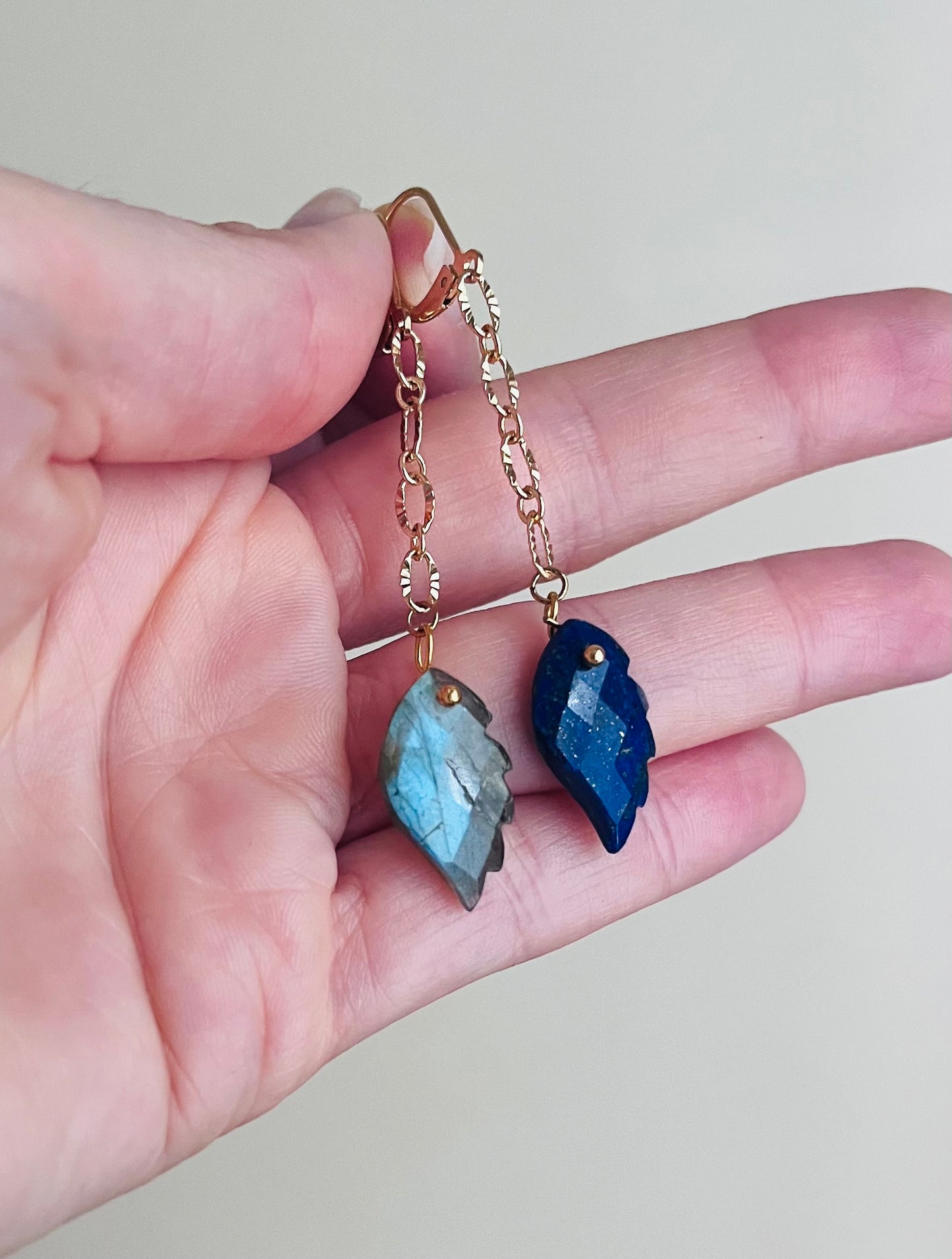 Boucles d’oreilles ailes Lapis-lazuli et Labradorite