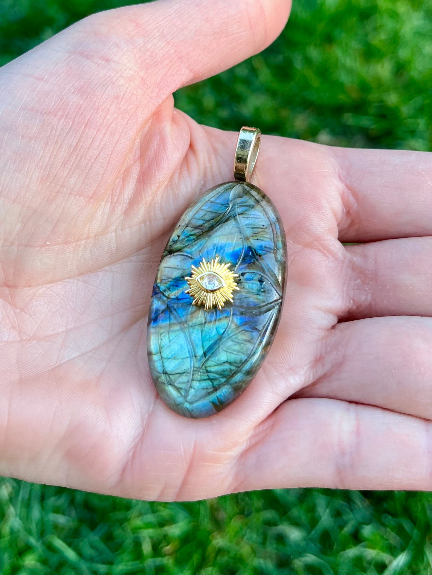 Pendentif amulette gravée Labradorite