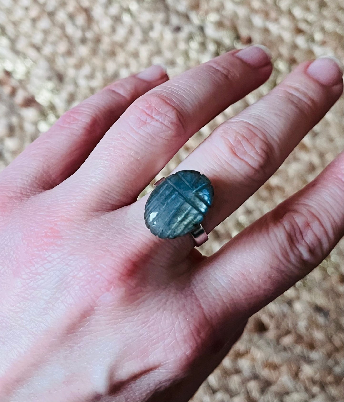 Bague amulette scarabée Labradorite