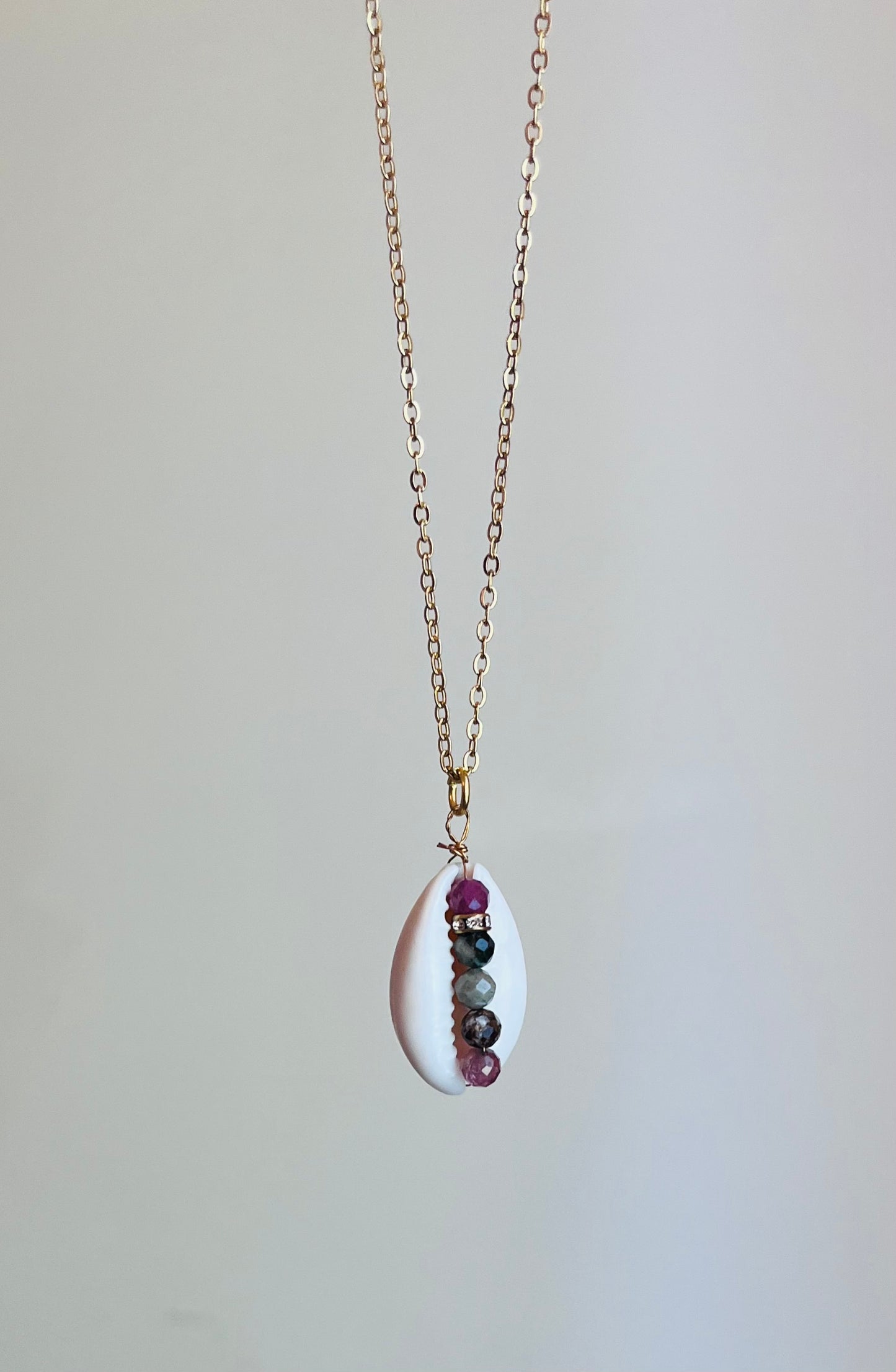Collier sautoir Cauri et Tourmalines