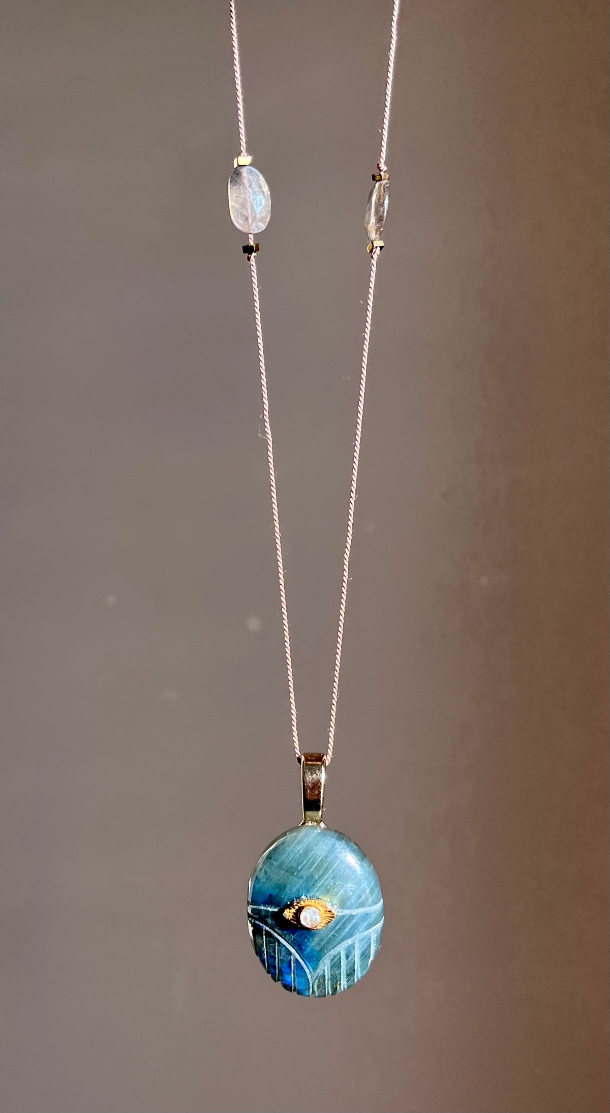 Sautoir amulette scarabée Labradorite