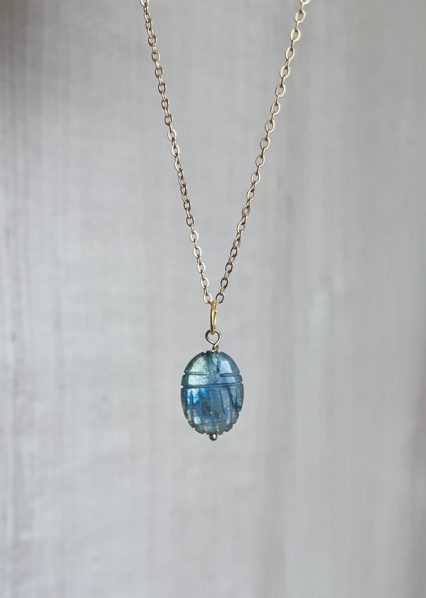 Collier sautoir amulette scarabée Labradorite