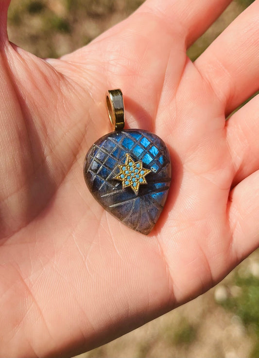 Pendentif Labradorite bleue gravée