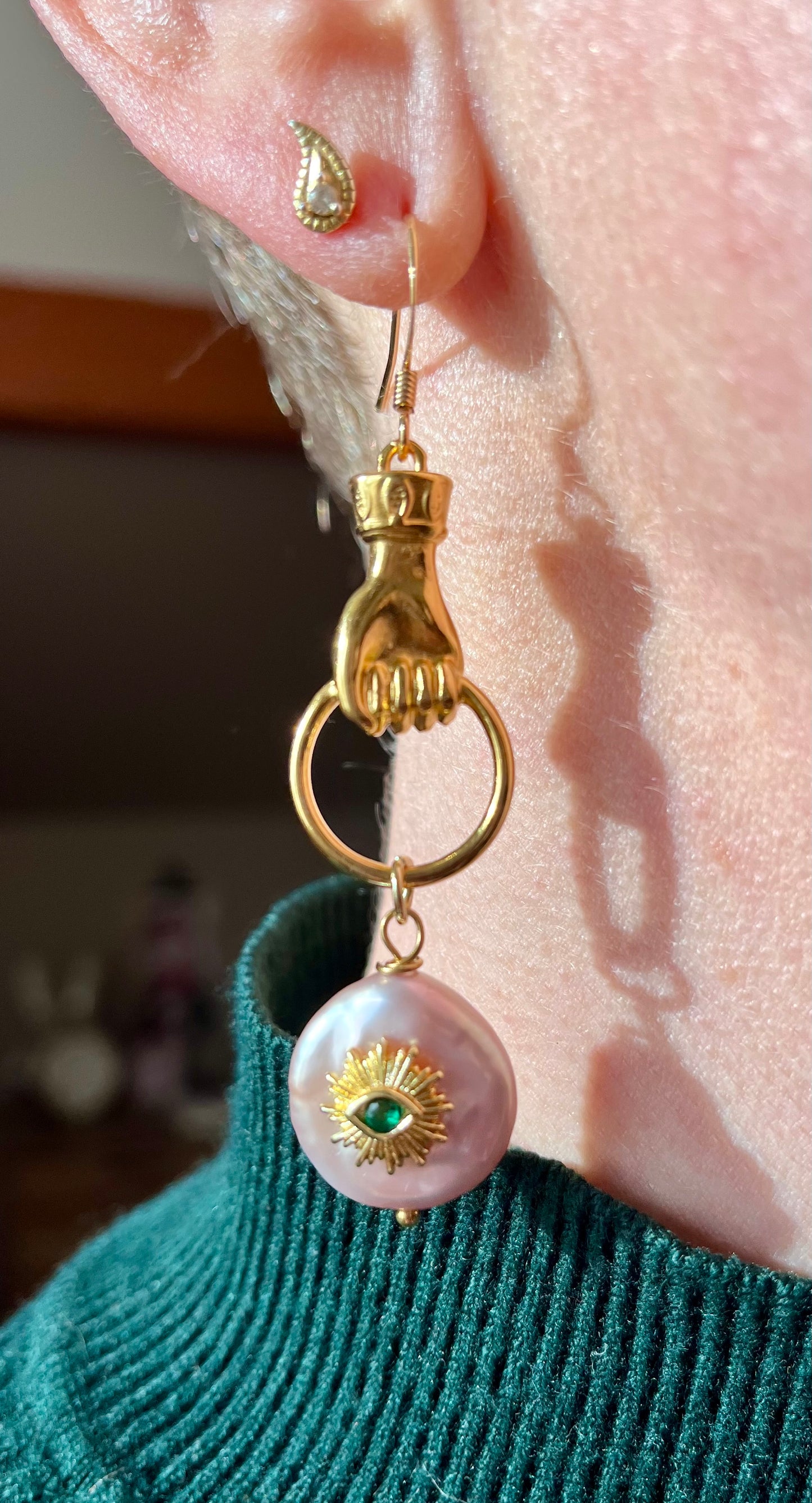 Mono boucle talisman Perle d’eau douce