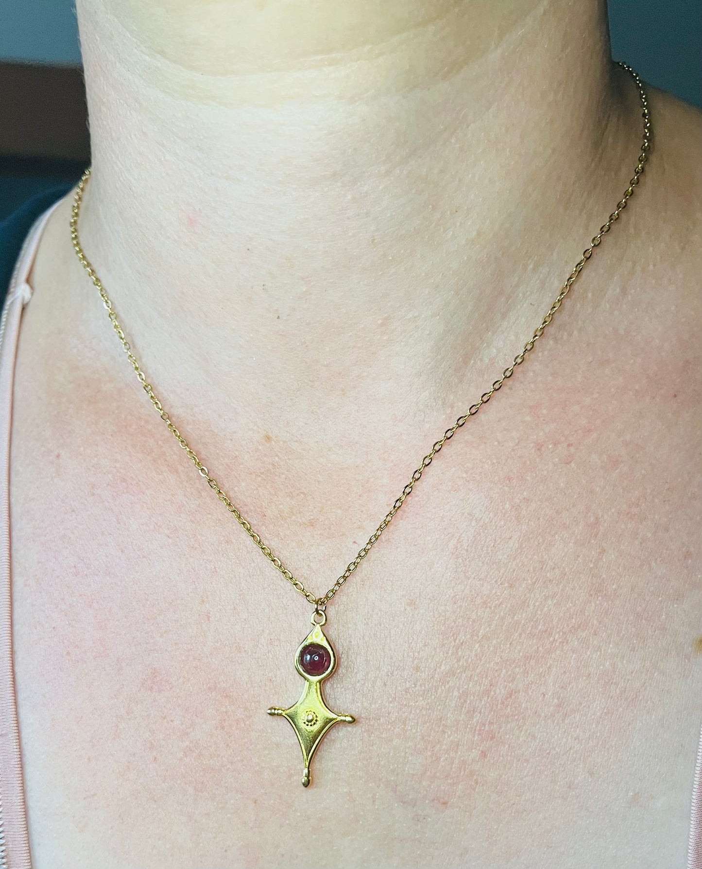 Collier Talisman Croix Touareg Grenat