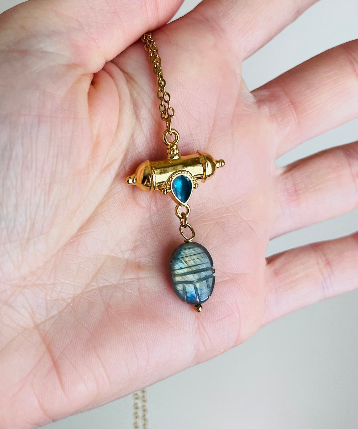 Collier grigri scarabée Labradorite
