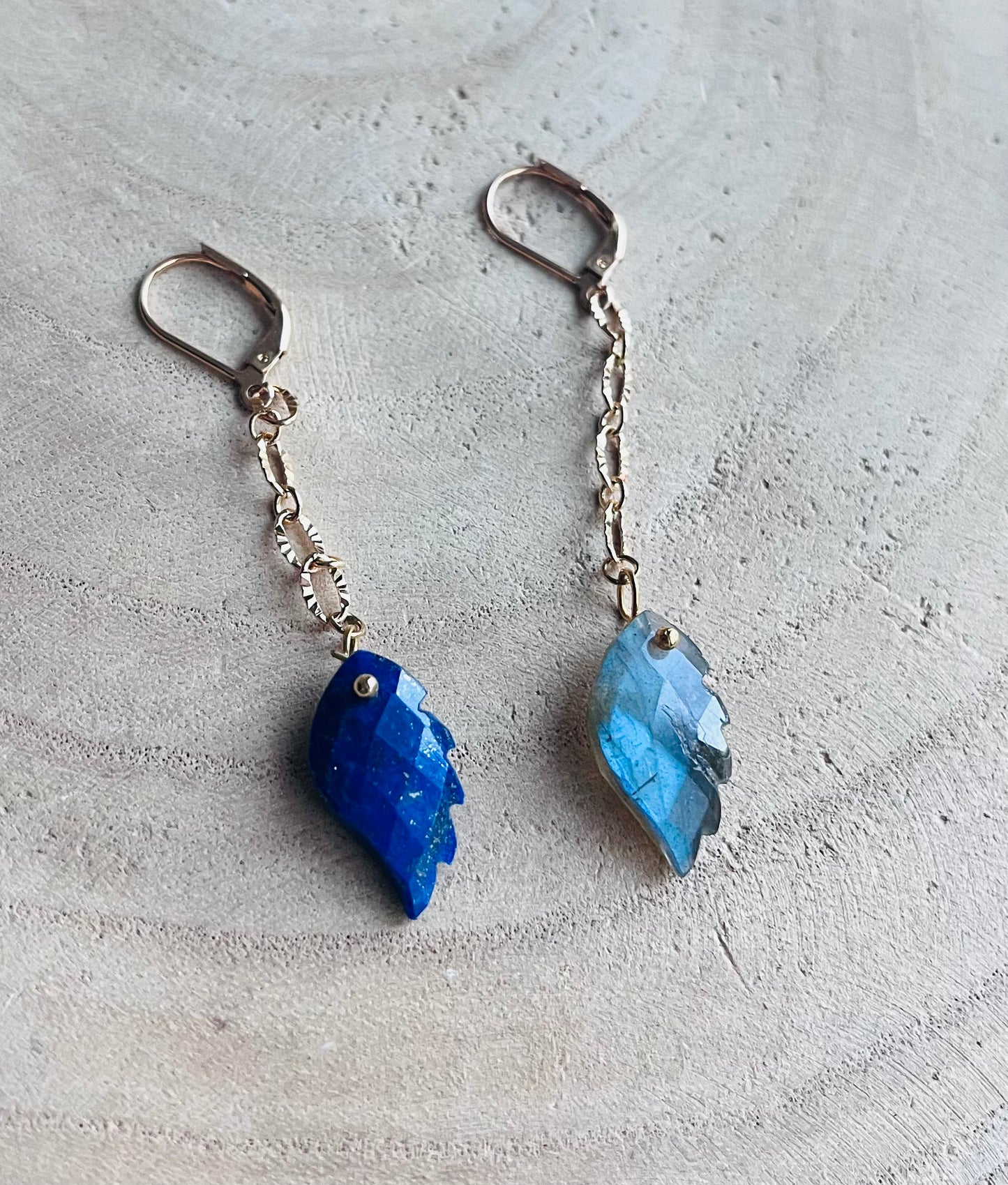 Boucles d’oreilles ailes Lapis-lazuli et Labradorite