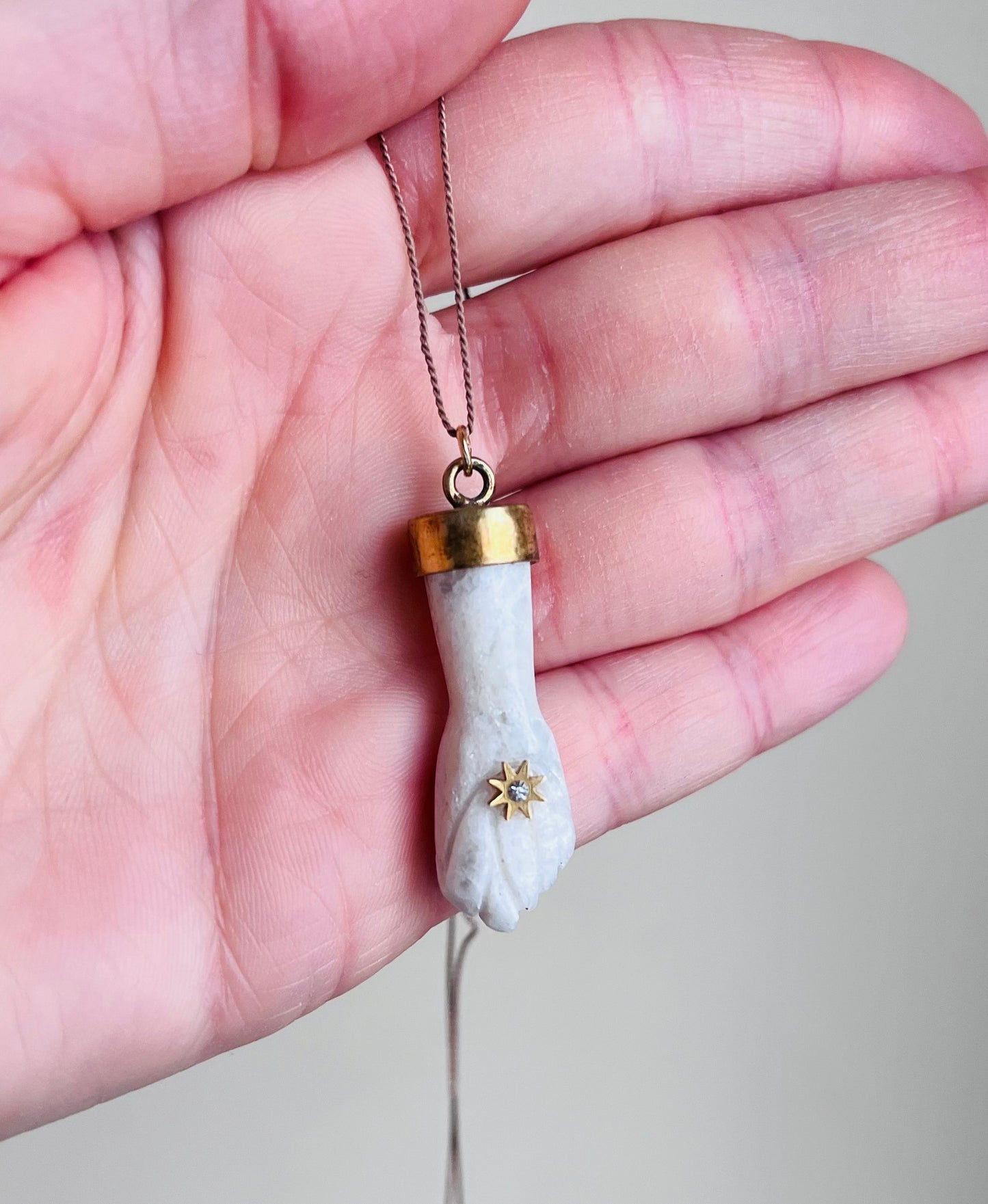 Collier sautoir talisman main protectrice Pierre de Lune