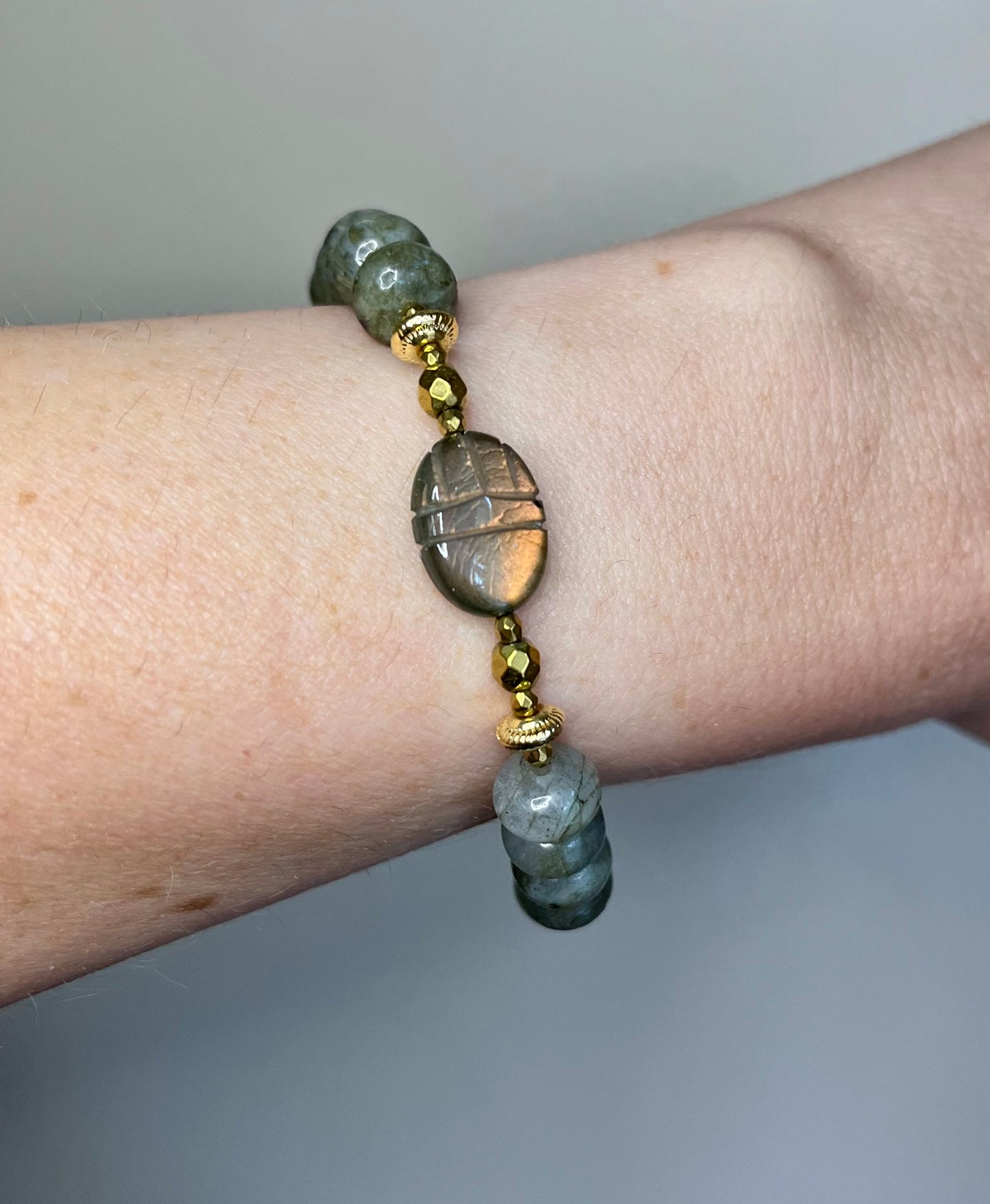 Bracelet amulette scarabée Labradorite