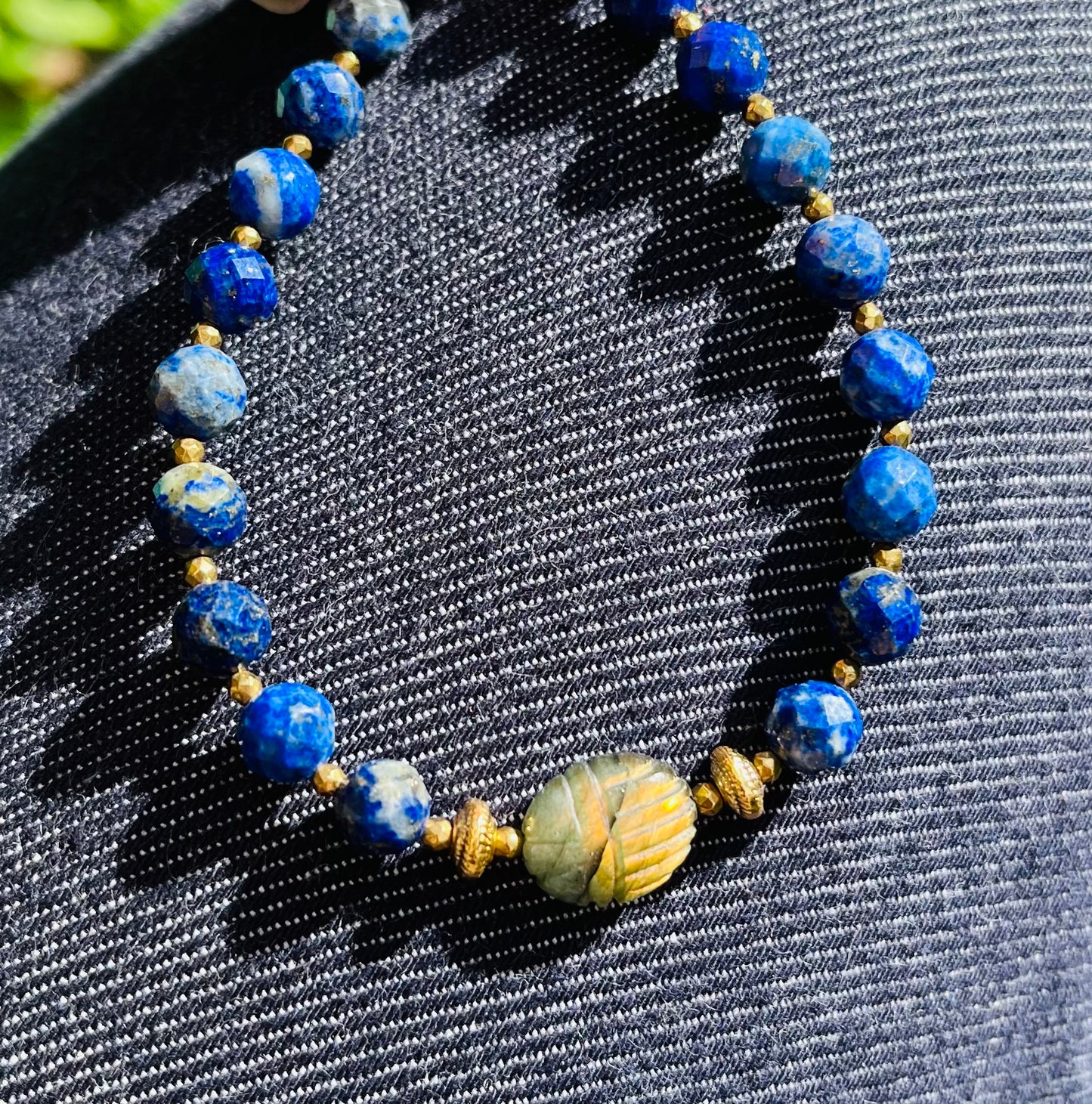 Bracelet amulette scarabée Labradorite et Lapis-lazuli