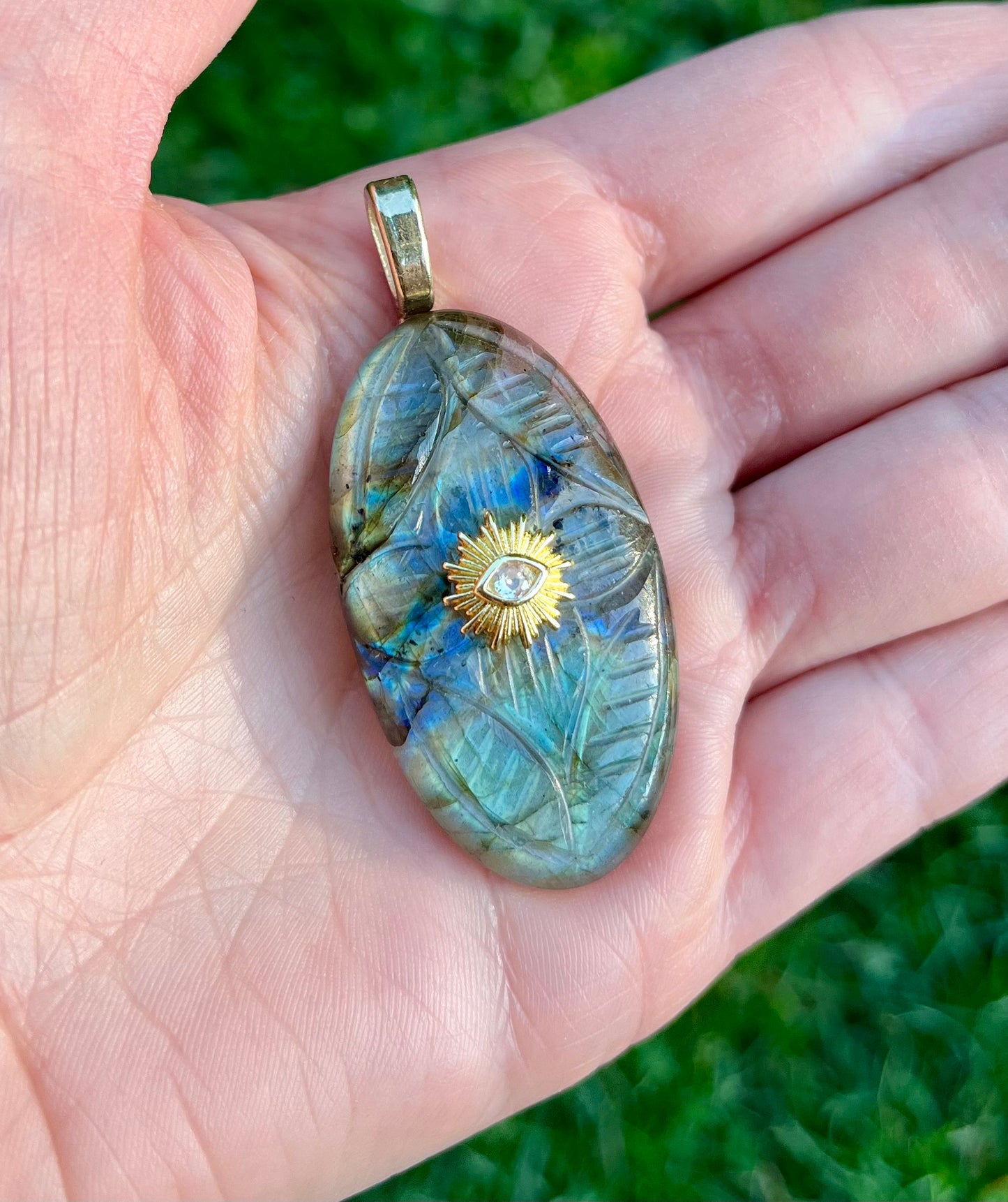 Pendentif amulette gravée Labradorite
