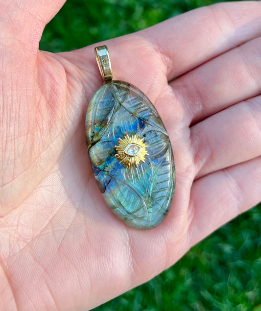 Pendentif amulette gravée Labradorite