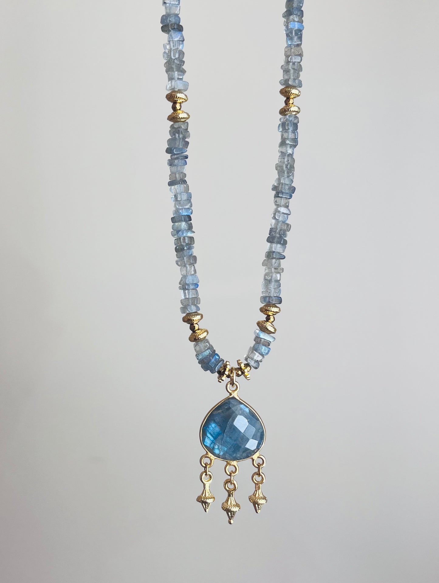 Collier grigri Labradorite