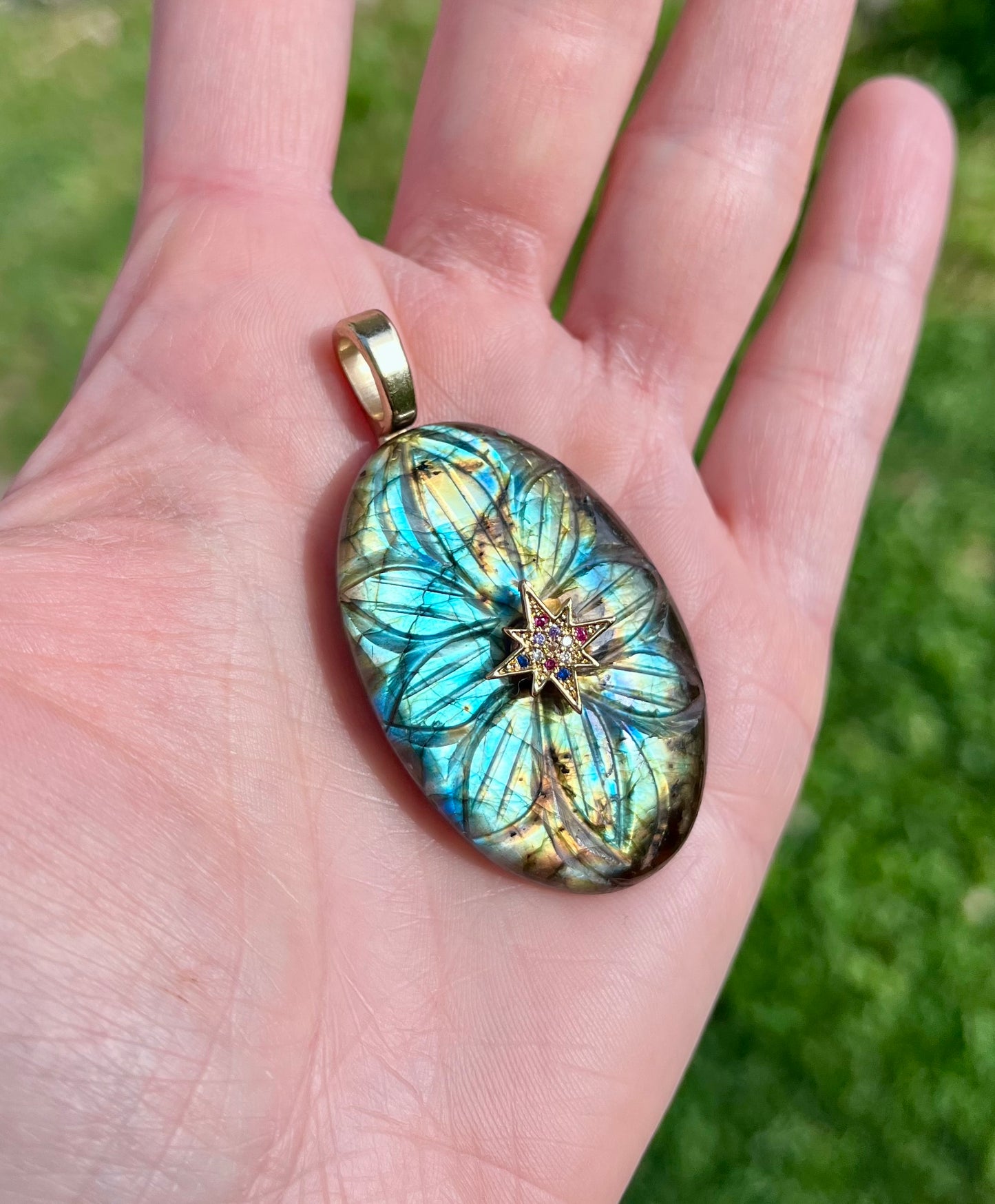 Pendentif talisman Labradorite bleue gravée