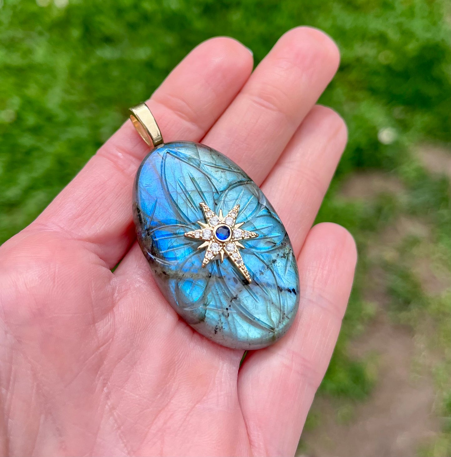 Pendentif talisman Labradorite bleue gravée