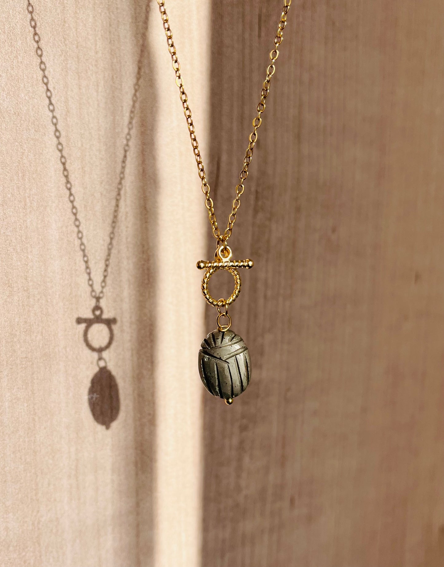 Collier amulette scarabée Pyrite