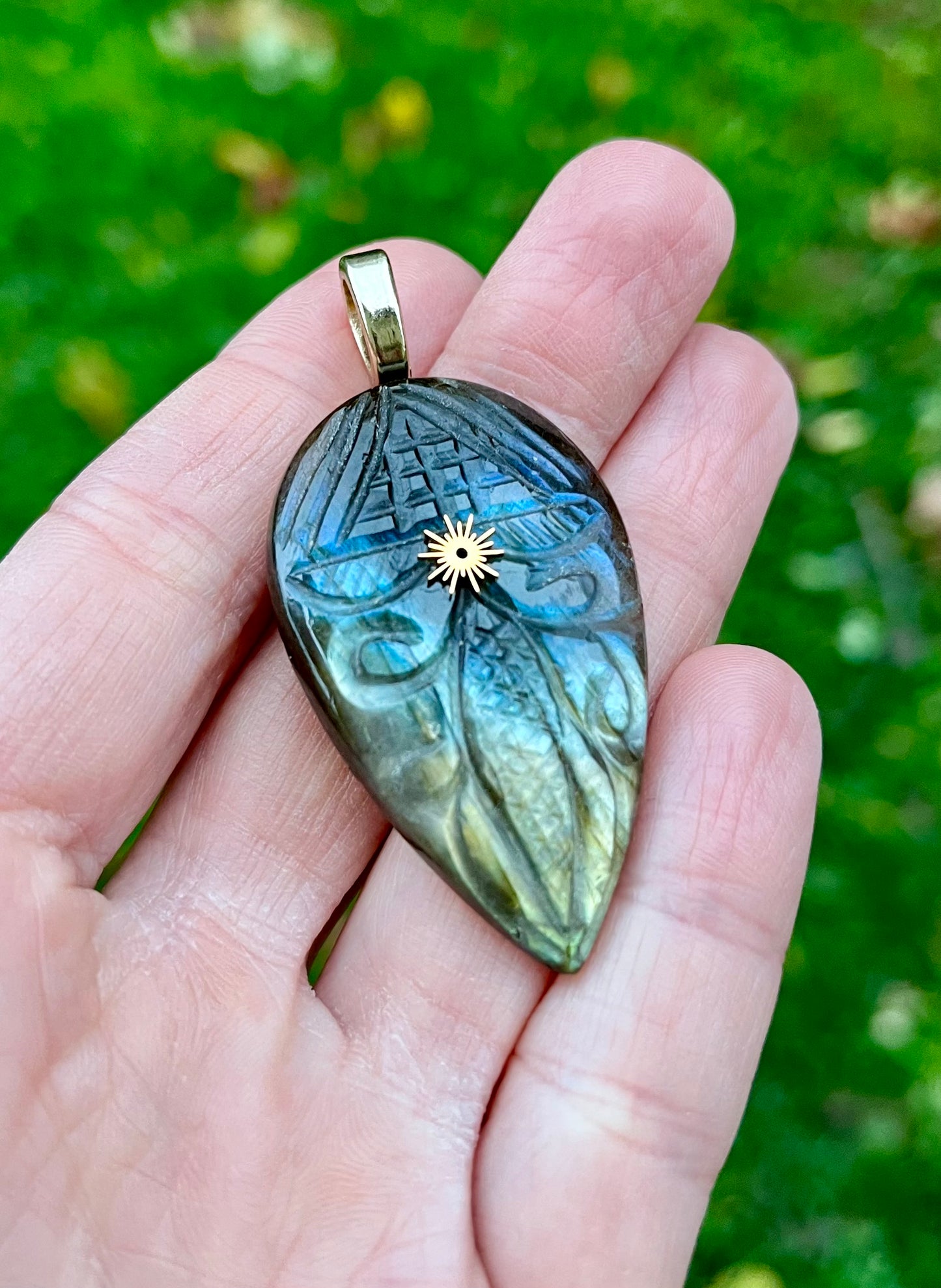 Pendentif amulette masque protecteur Labradorite