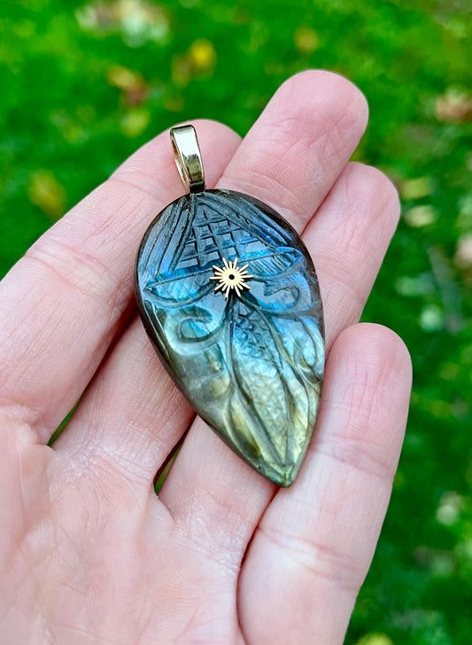 Pendentif amulette masque protecteur Labradorite