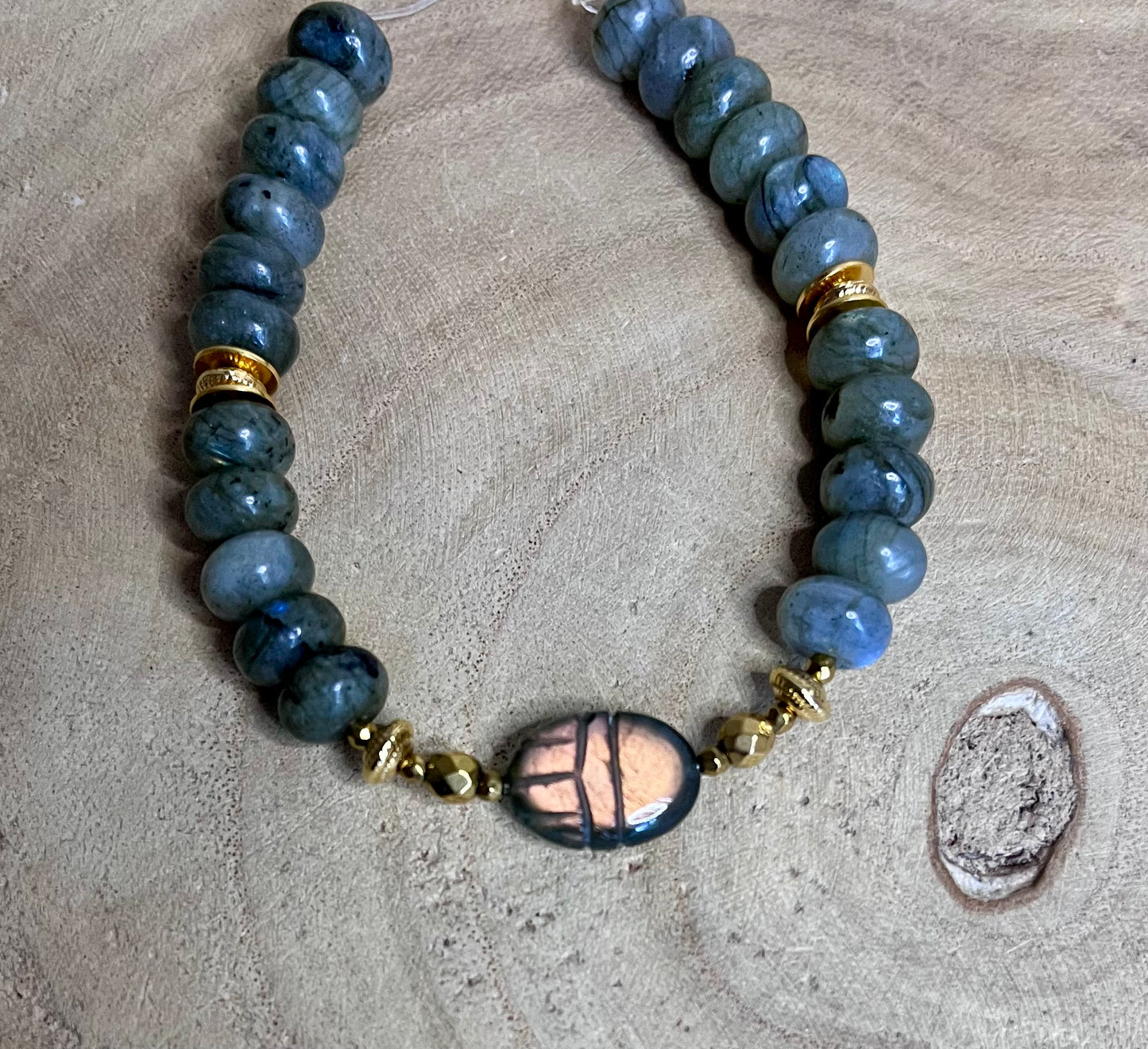 Bracelet amulette scarabée Labradorite