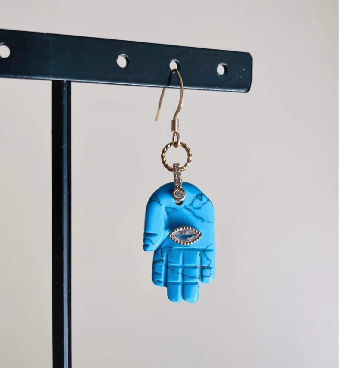 Single loop talisman hand Howlite turquoise