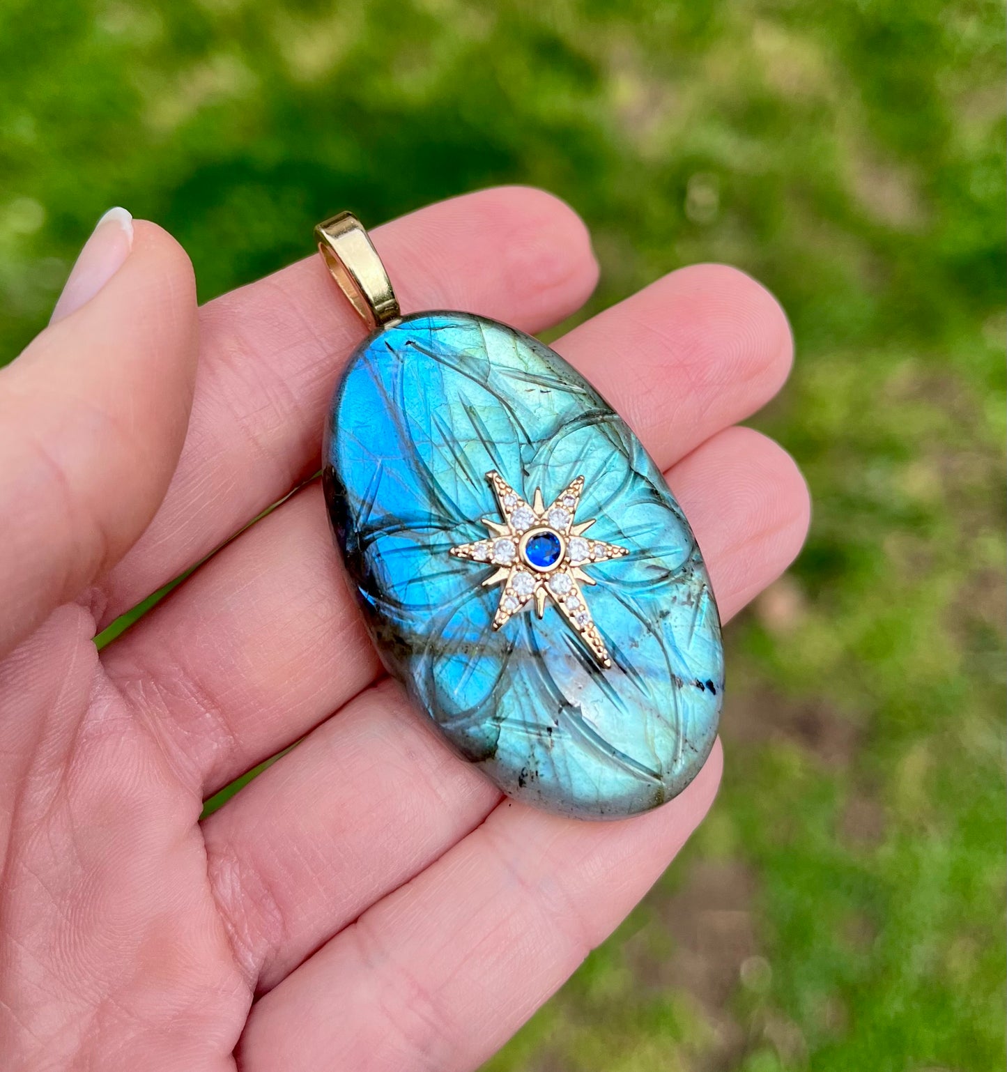 Pendentif talisman Labradorite bleue gravée