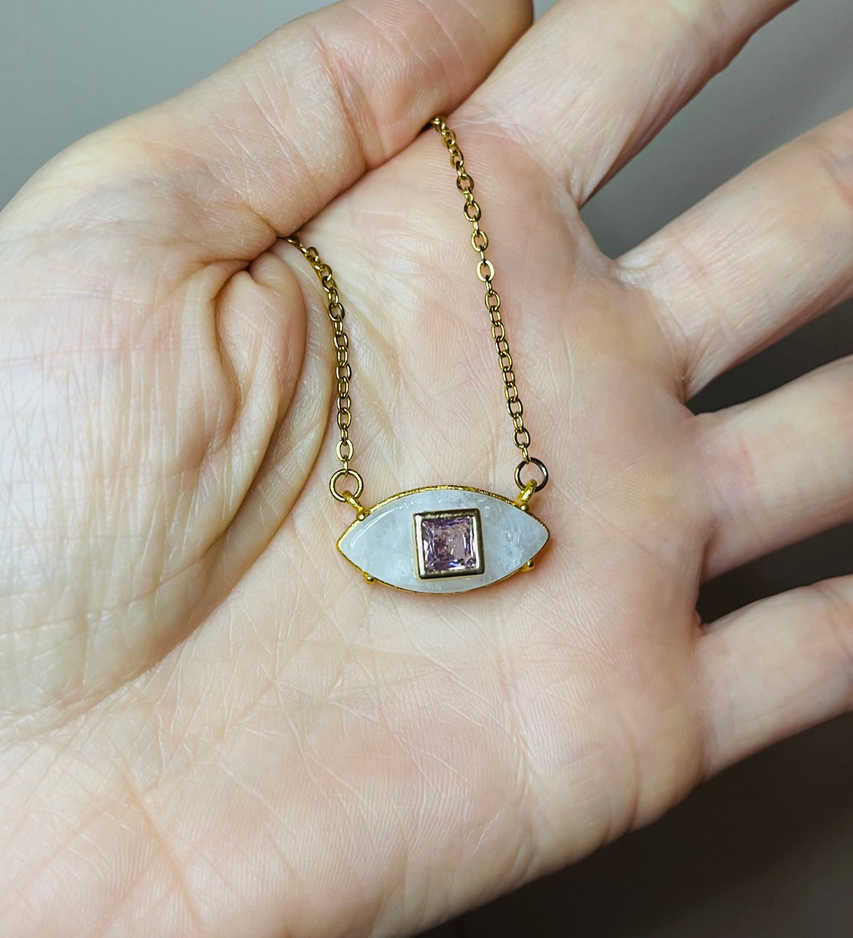 Collier amulette œil Pierre de Lune