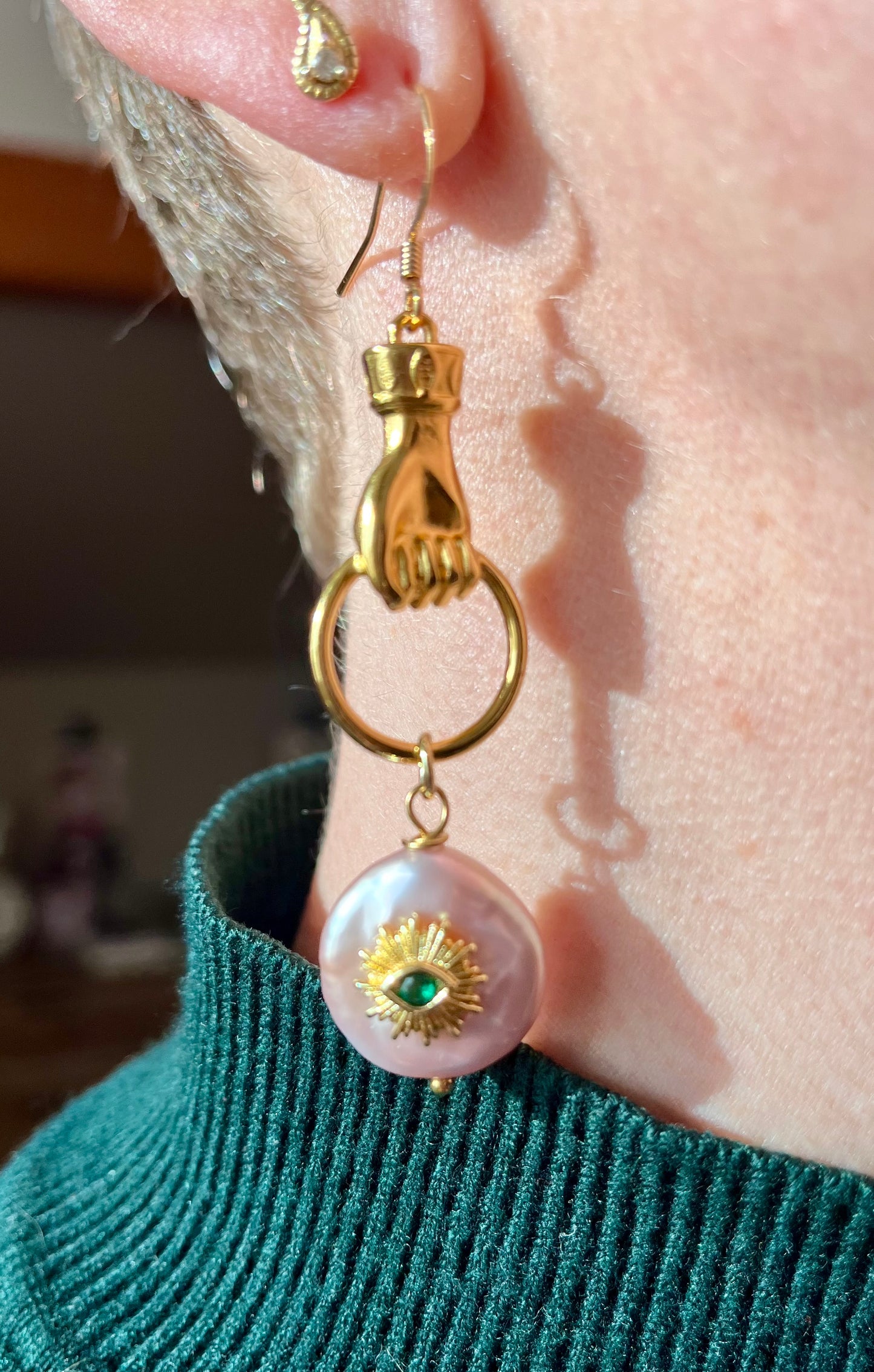 Mono boucle talisman Perle d’eau douce