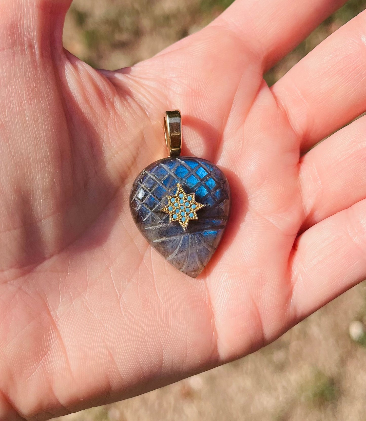 Pendentif Labradorite bleue gravée