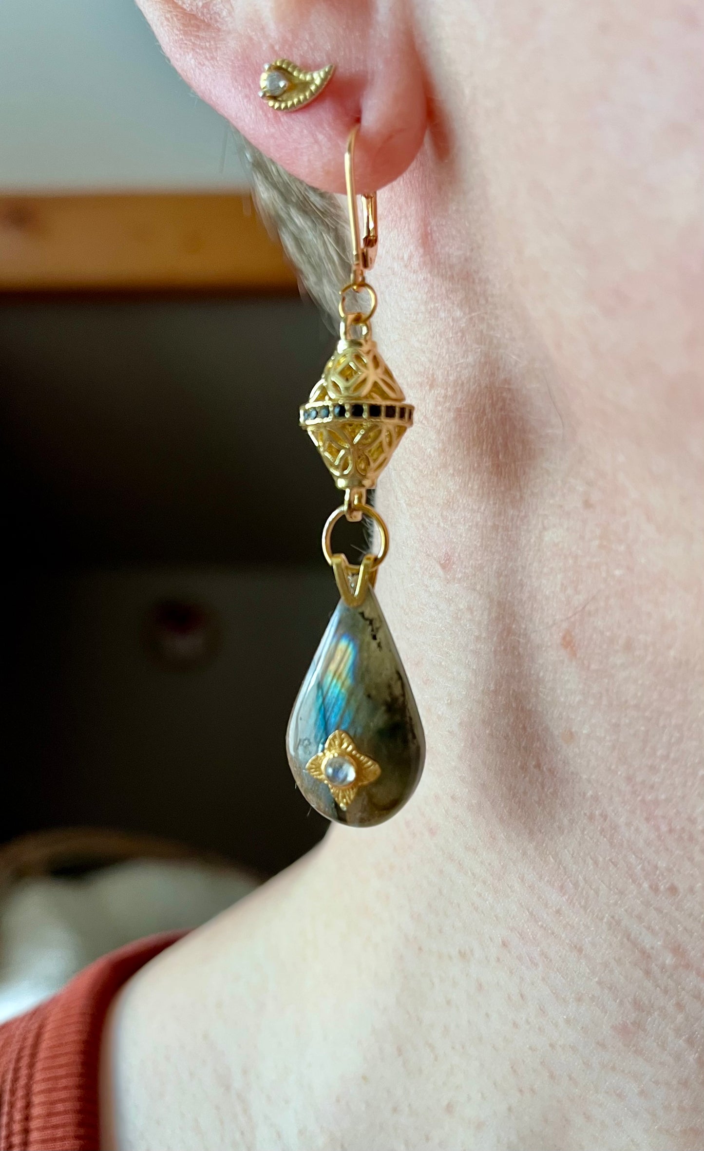 Mono boucle amulette goutte Labradorite