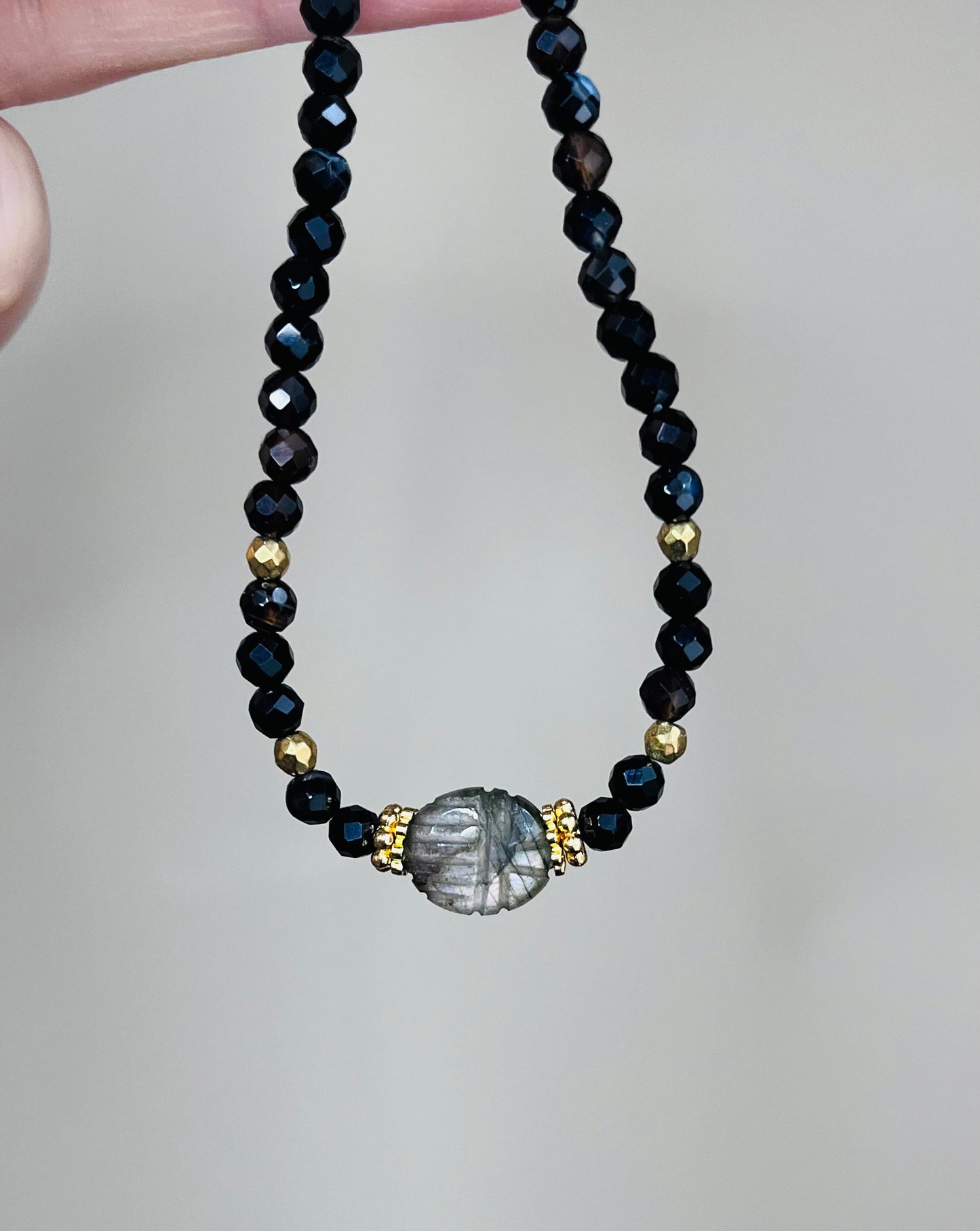 Bracelet amulette scarabée Labradorite et Onyx noir