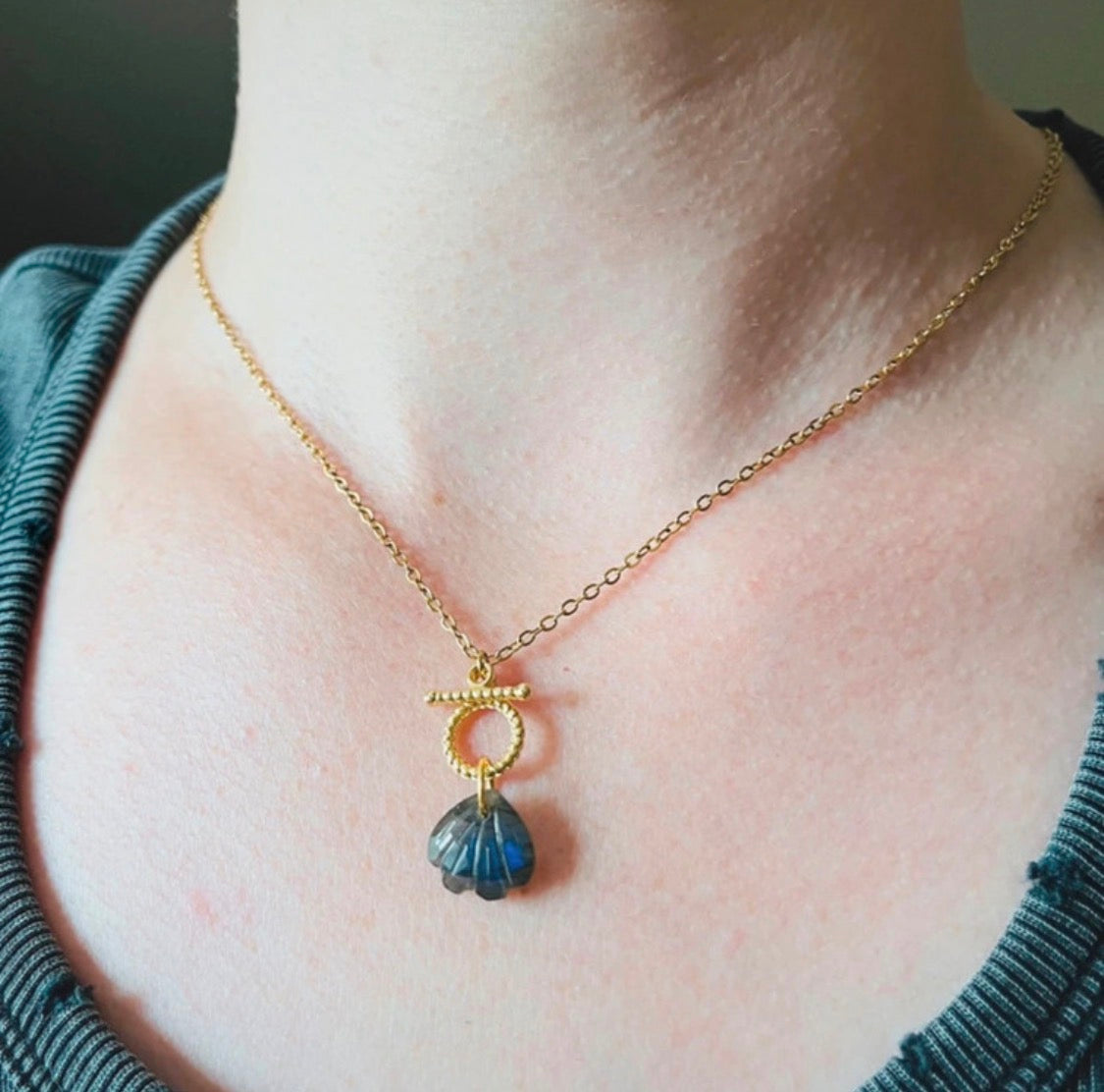 Collier grigri coquillage Labradorite