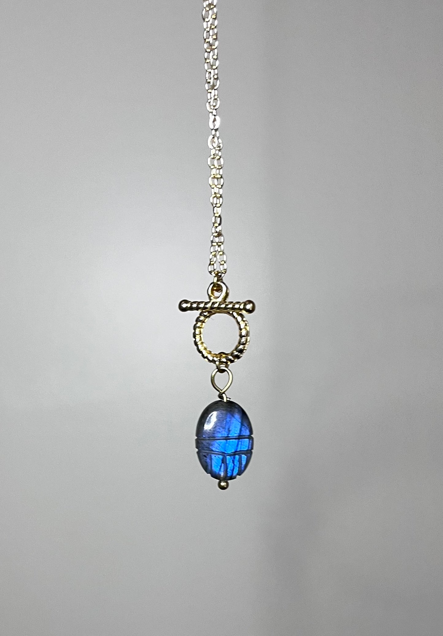 Collier amulette scarabée Labradorite protectrice