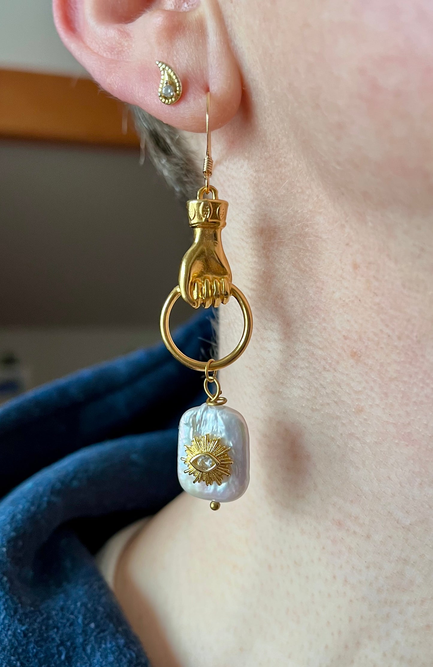 Mono boucle amulette Perle d’eau douce