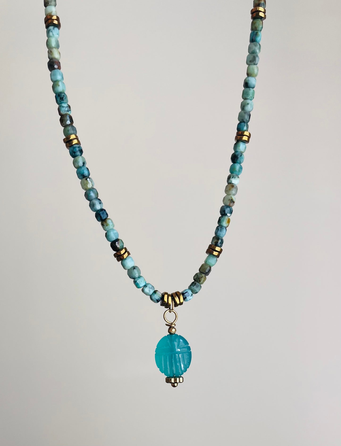 Collier amulette scarabée Onyx vert et Turquoise Africaine