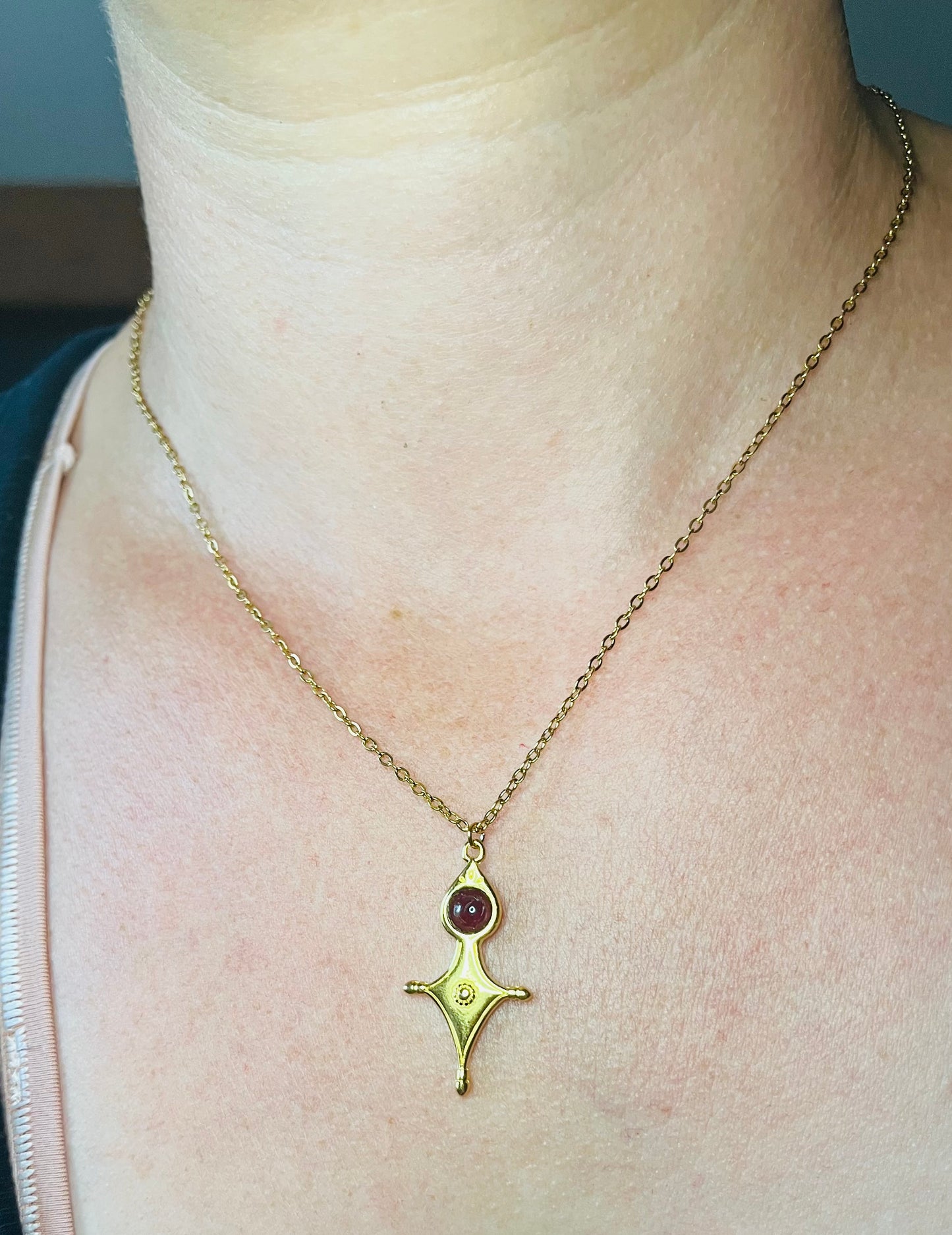Collier Talisman Croix Touareg Grenat