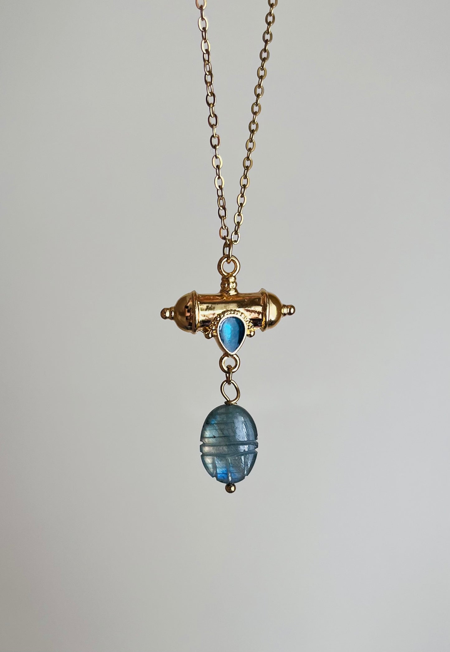 Collier grigri scarabée Labradorite