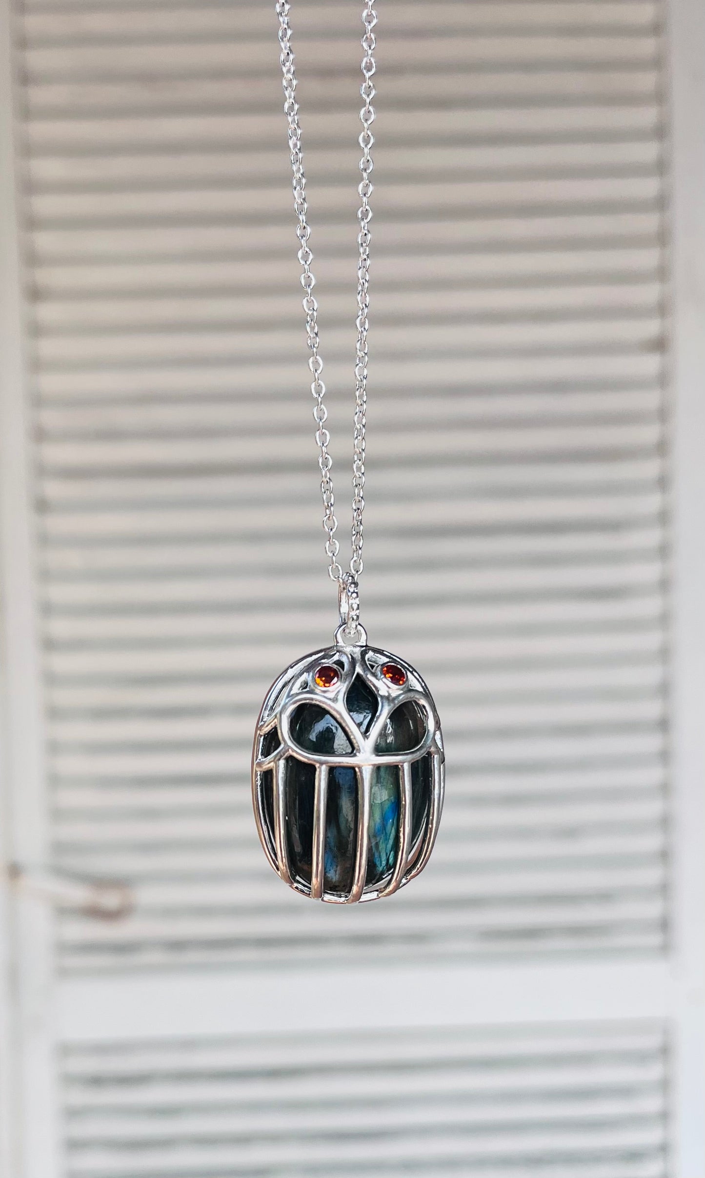 Collier Talisman Scarabée Labradorite