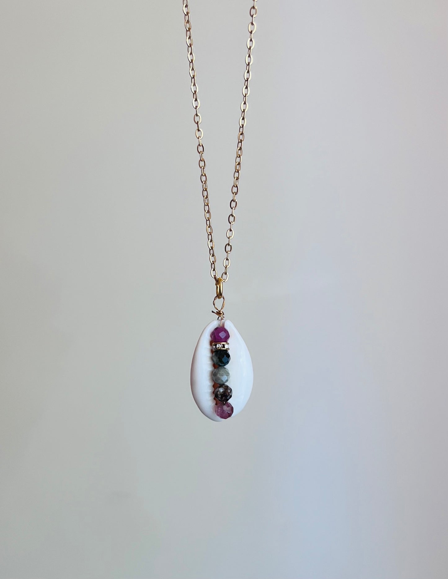 Collier sautoir Cauri et Tourmalines