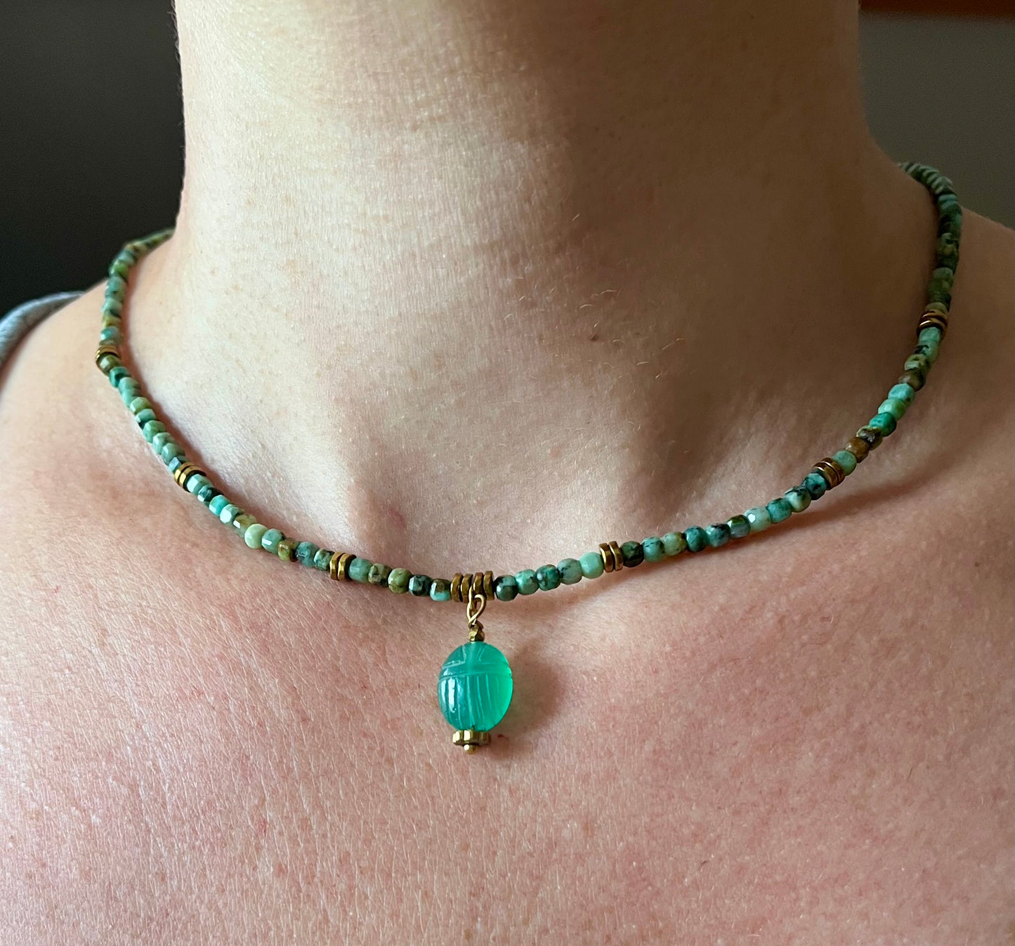 Collier amulette scarabée Onyx vert et Turquoise Africaine