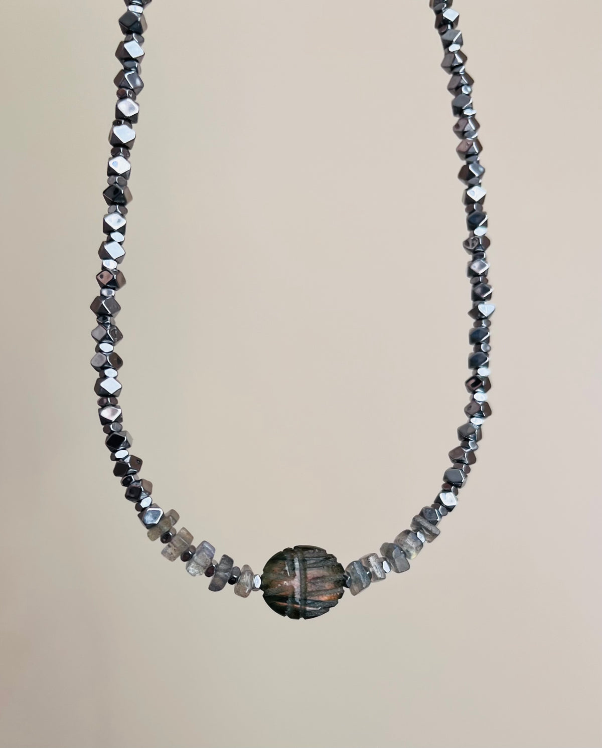 Collier talisman scarabée Labradorite et Hématites