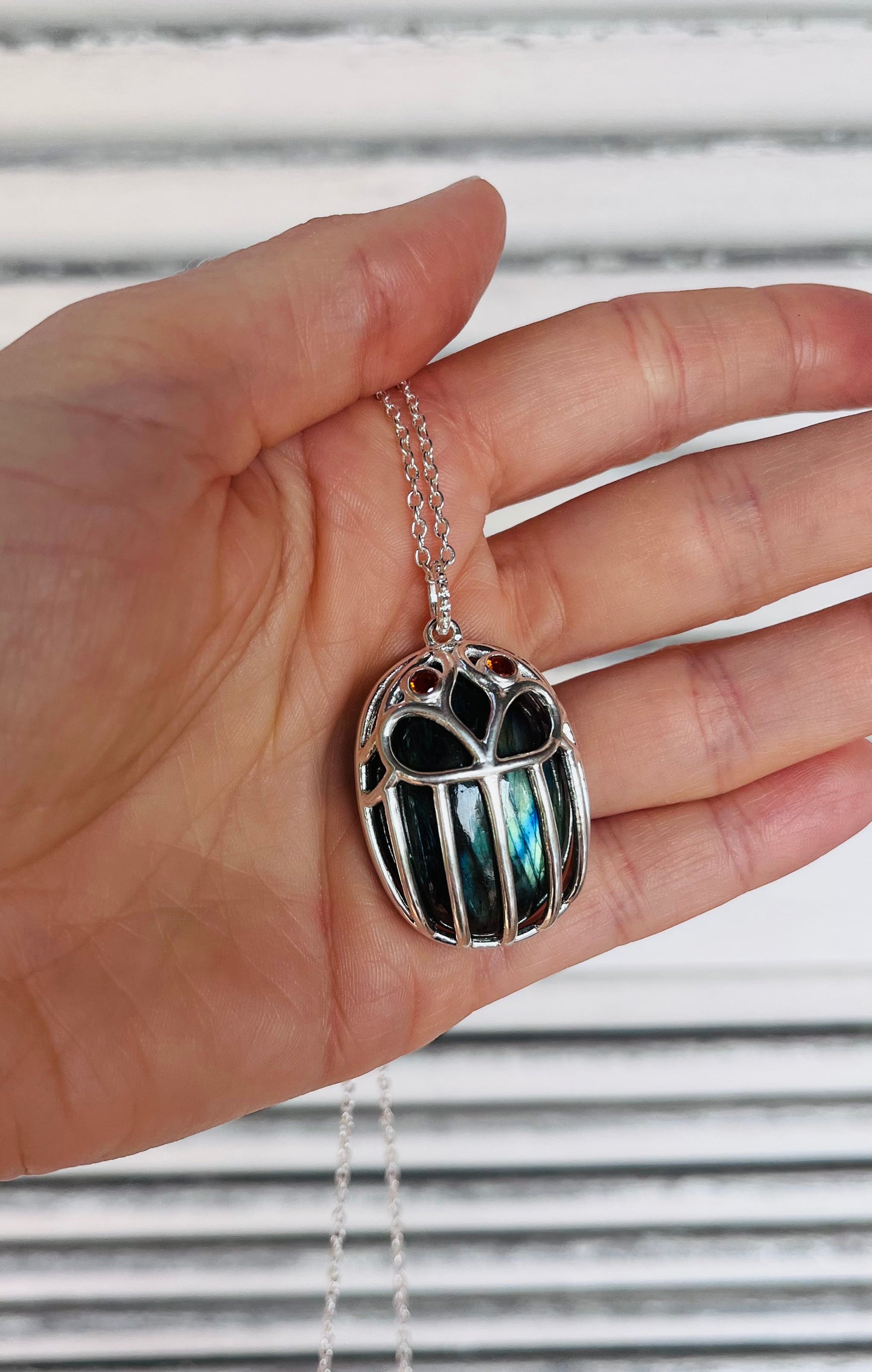 Collier Talisman Scarabée Labradorite
